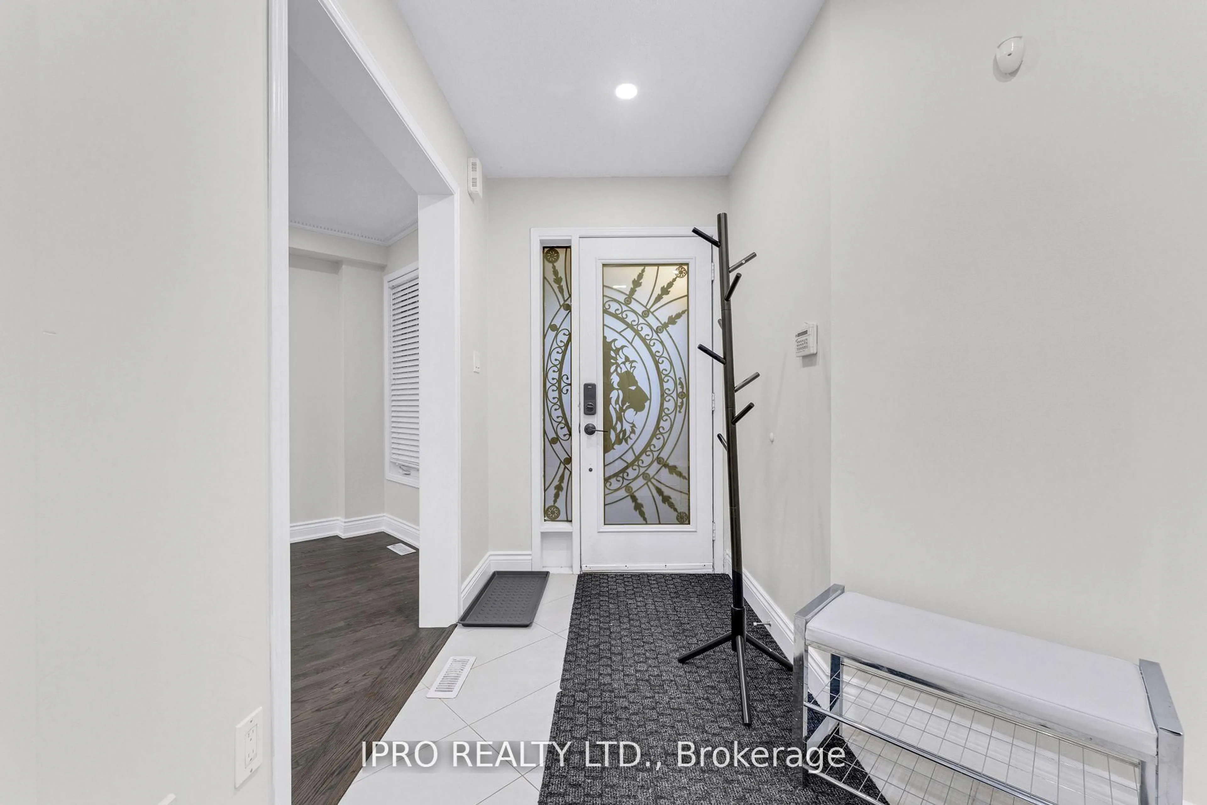 Indoor entryway for 3191 Oakview Rd, Mississauga Ontario L5N 7N9