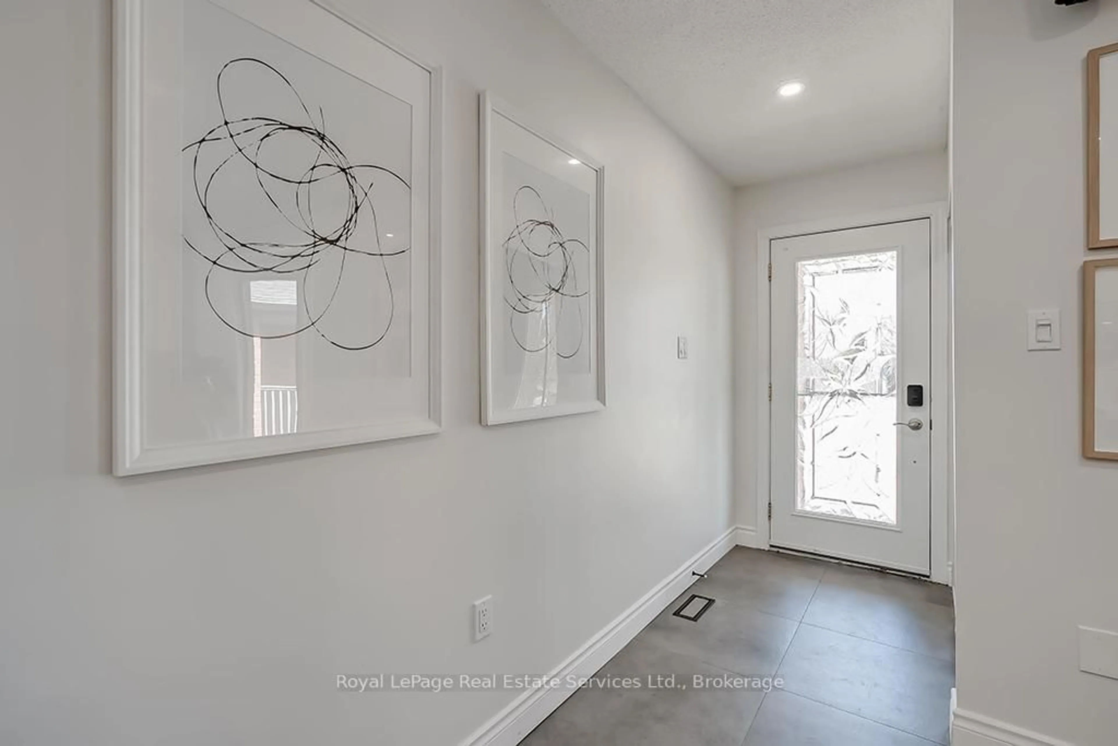 Indoor entryway for 785 Miriam Cres, Burlington Ontario L7S 2B7