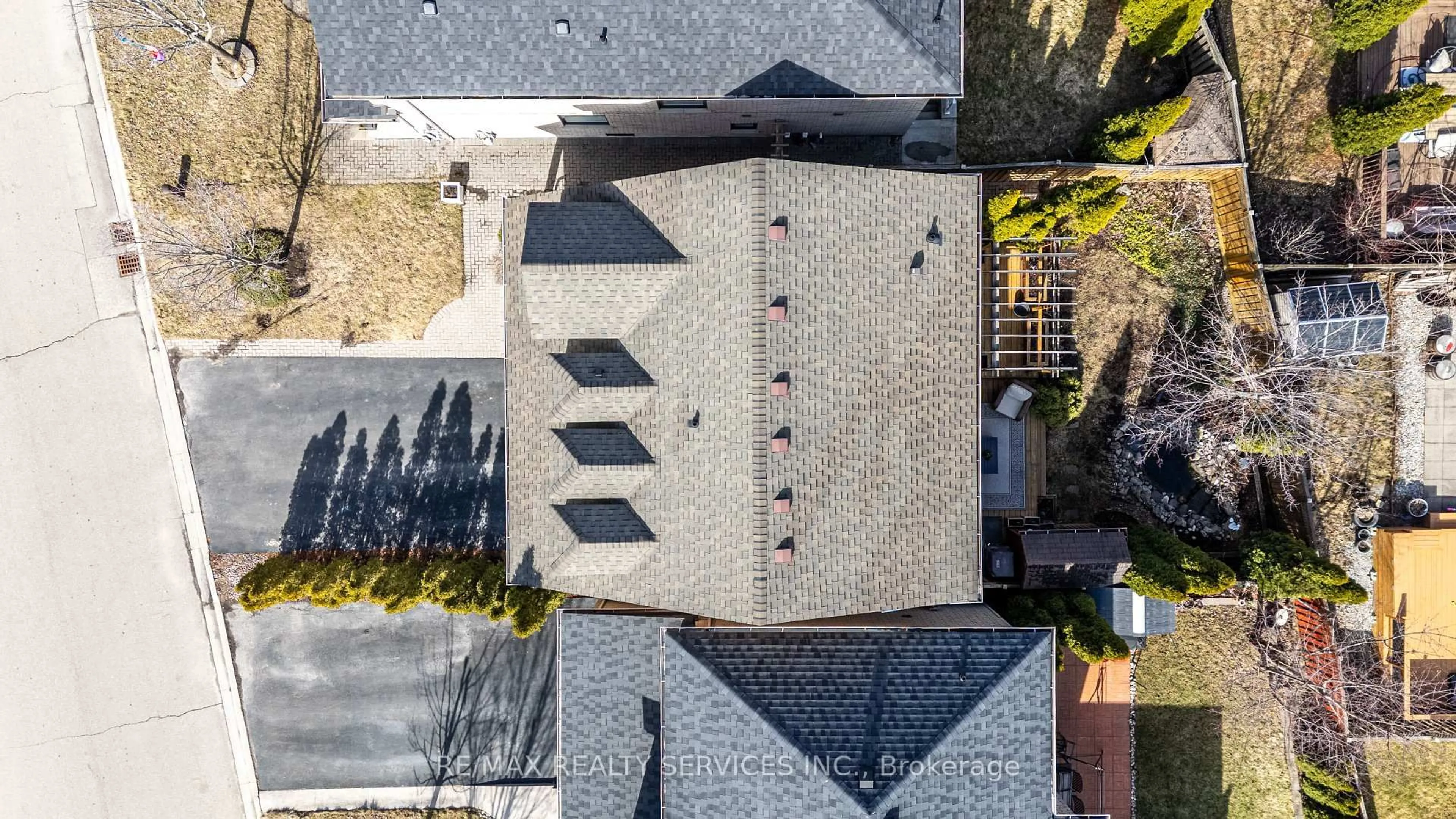 A pic from outside/outdoor area/front of a property/back of a property/a pic from drone, unknown for 3748 Pearlstone Dr, Mississauga Ontario L5M 7H1