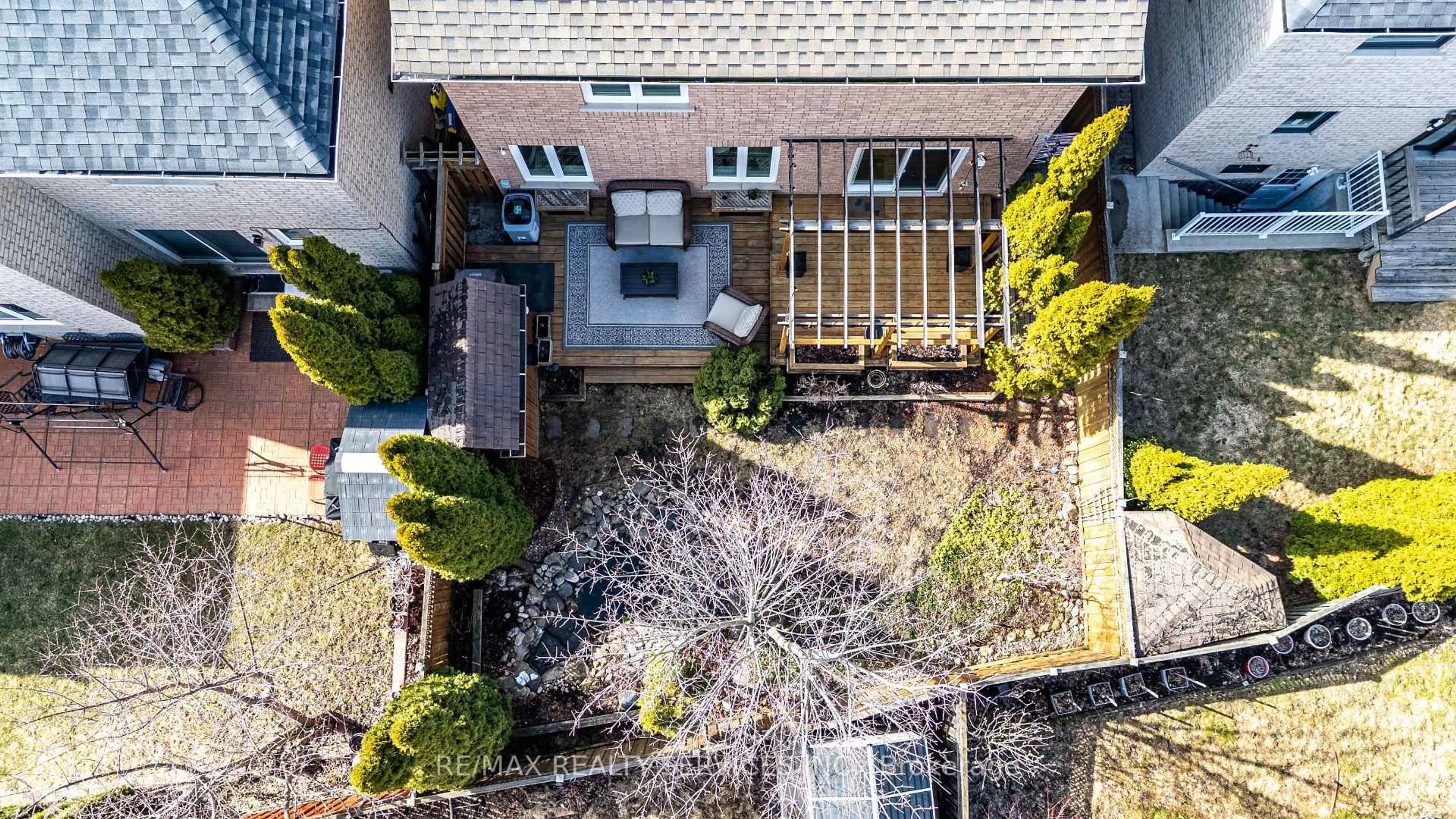 A pic from outside/outdoor area/front of a property/back of a property/a pic from drone, street for 3748 Pearlstone Dr, Mississauga Ontario L5M 7H1