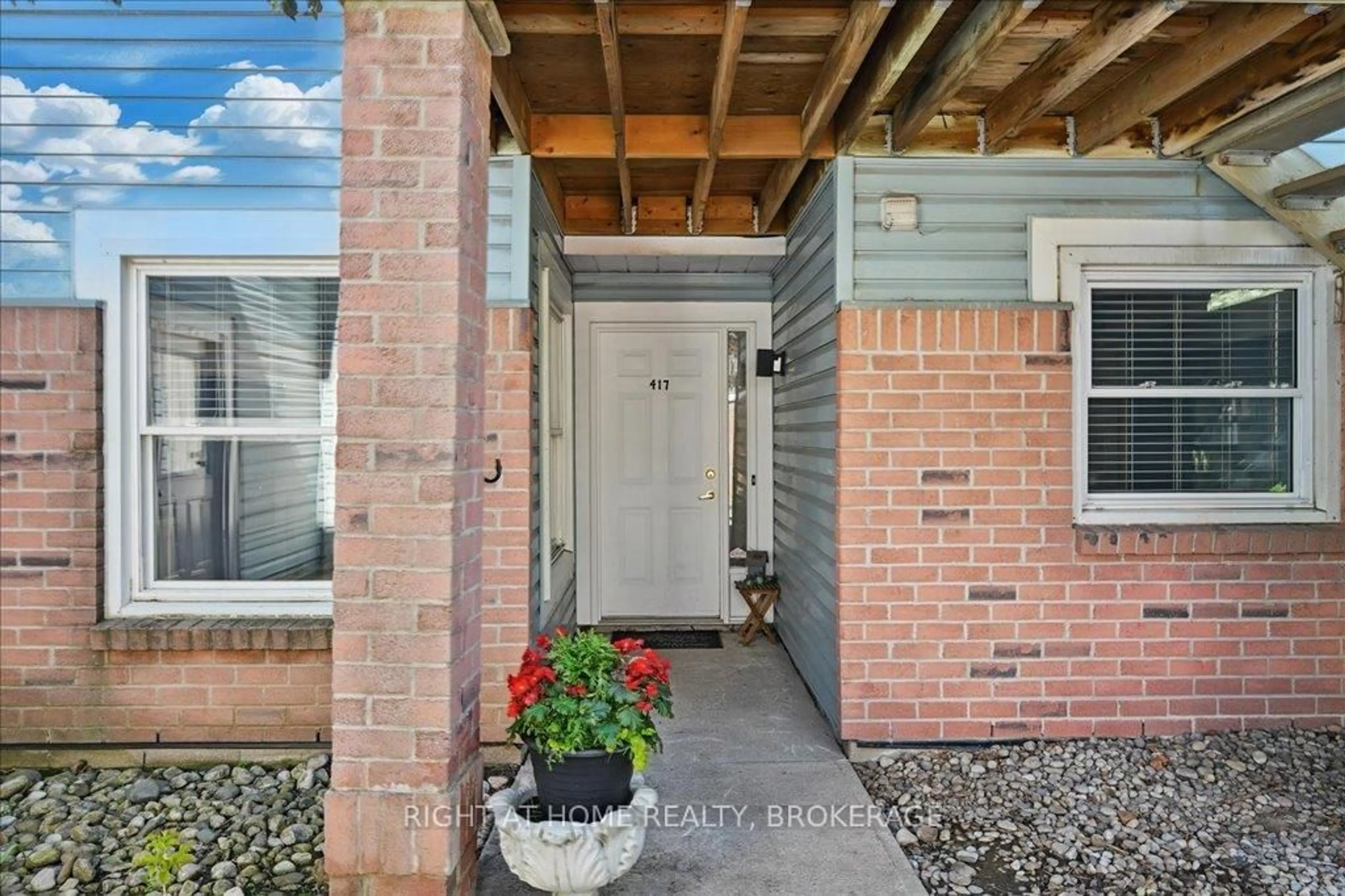 Indoor entryway for 1210 Thorpe Rd #417, Burlington Ontario L7S 2H1