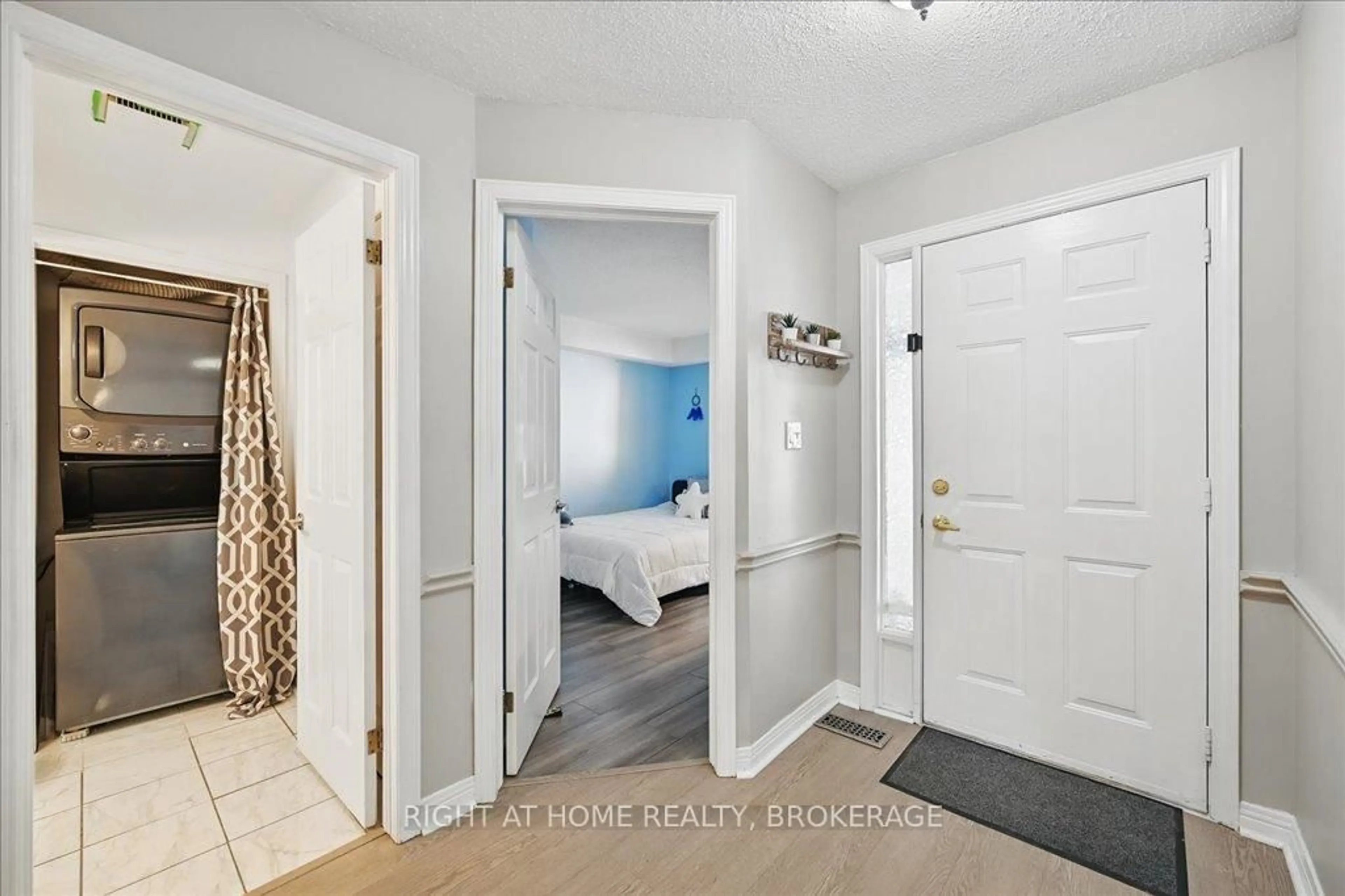 Indoor entryway for 1210 Thorpe Rd #417, Burlington Ontario L7S 2H1