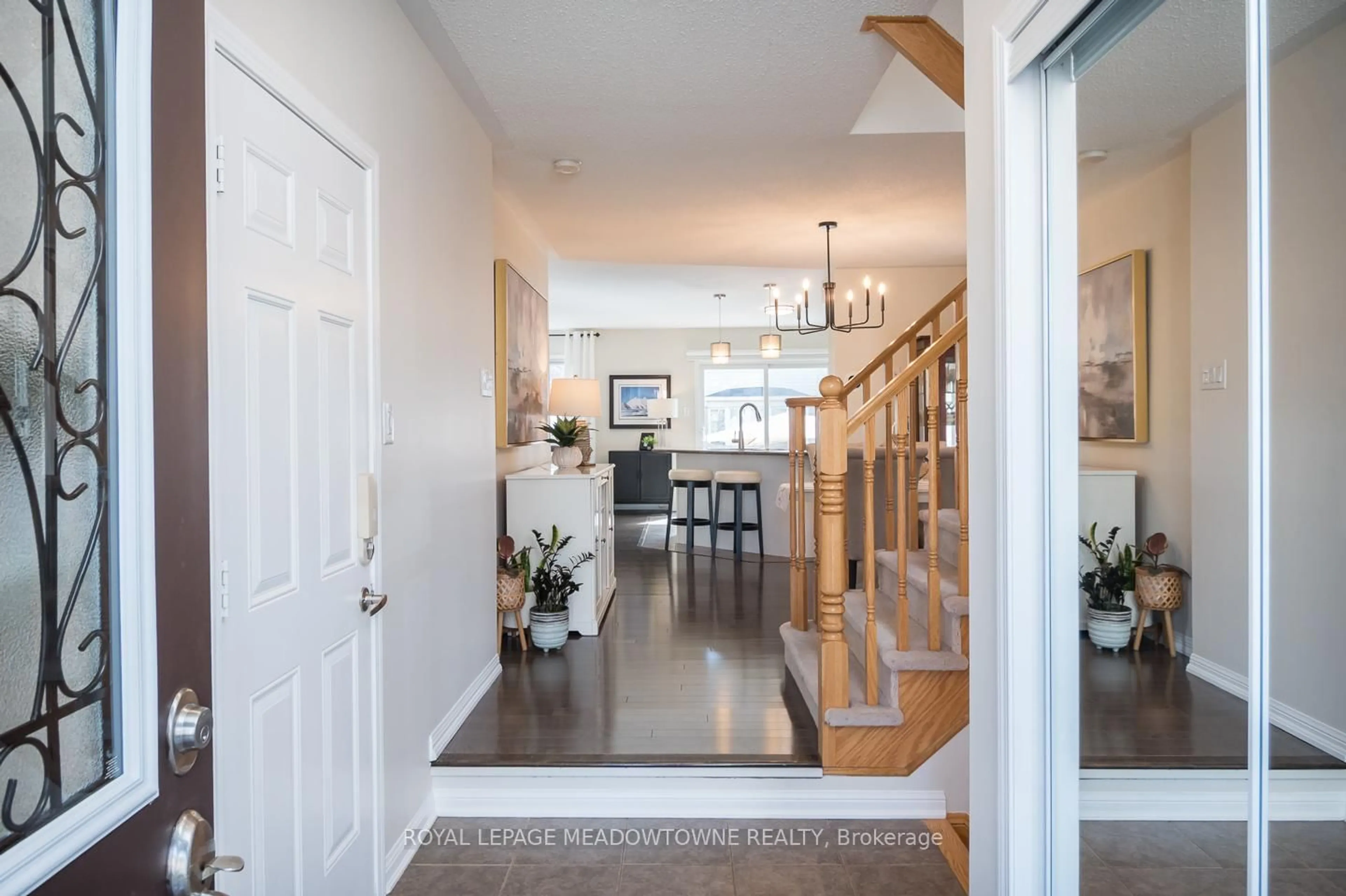 Indoor entryway for 694 Rayner Crt, Milton Ontario L9T 0N9