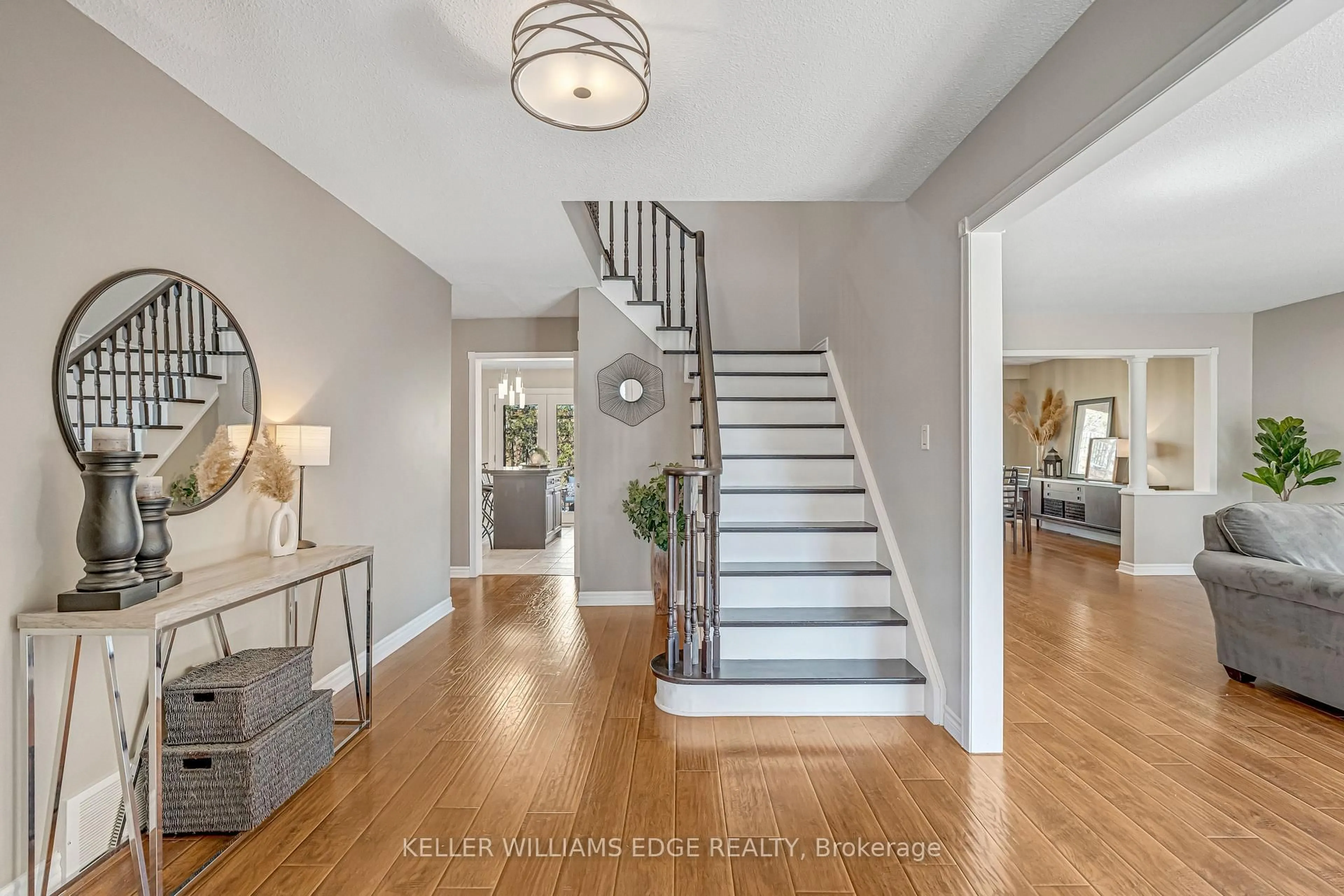 Indoor entryway for 1351 Bryanston Crt, Burlington Ontario L7P 3N7