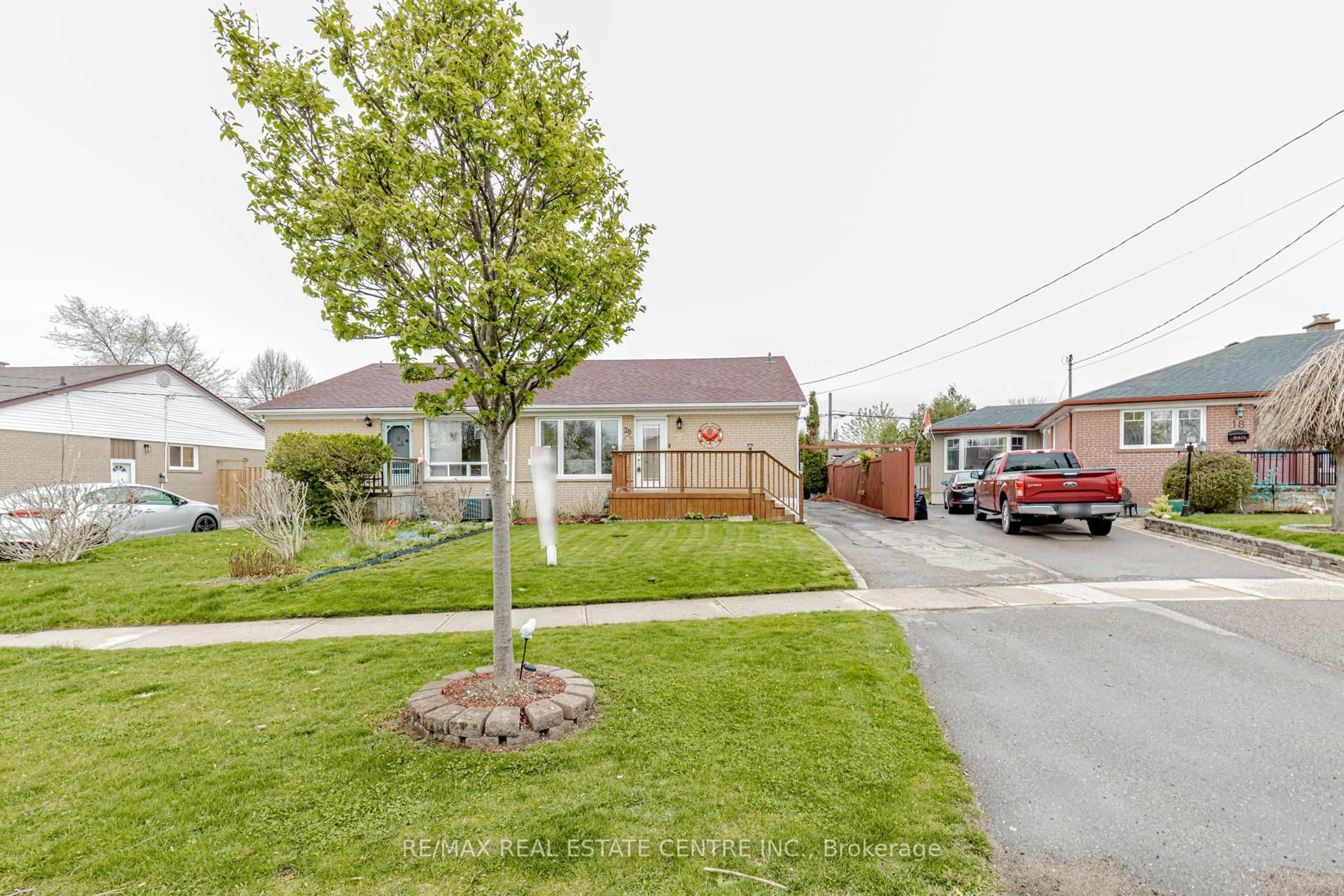 A pic from outside/outdoor area/front of a property/back of a property/a pic from drone, street for 20 Langstone Cres, Halton Hills Ontario L7G 4N3