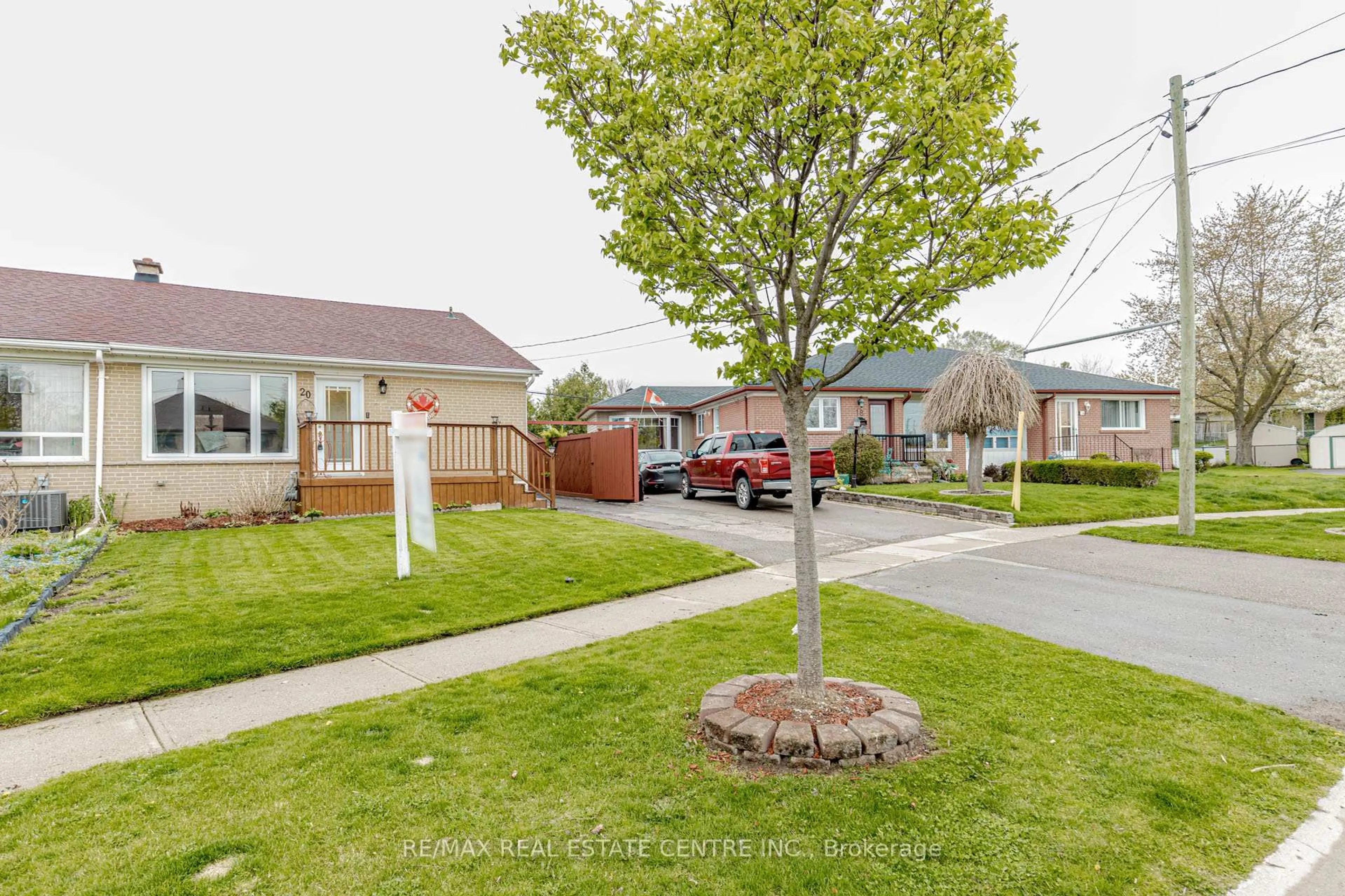 A pic from outside/outdoor area/front of a property/back of a property/a pic from drone, street for 20 Langstone Cres, Halton Hills Ontario L7G 4N3