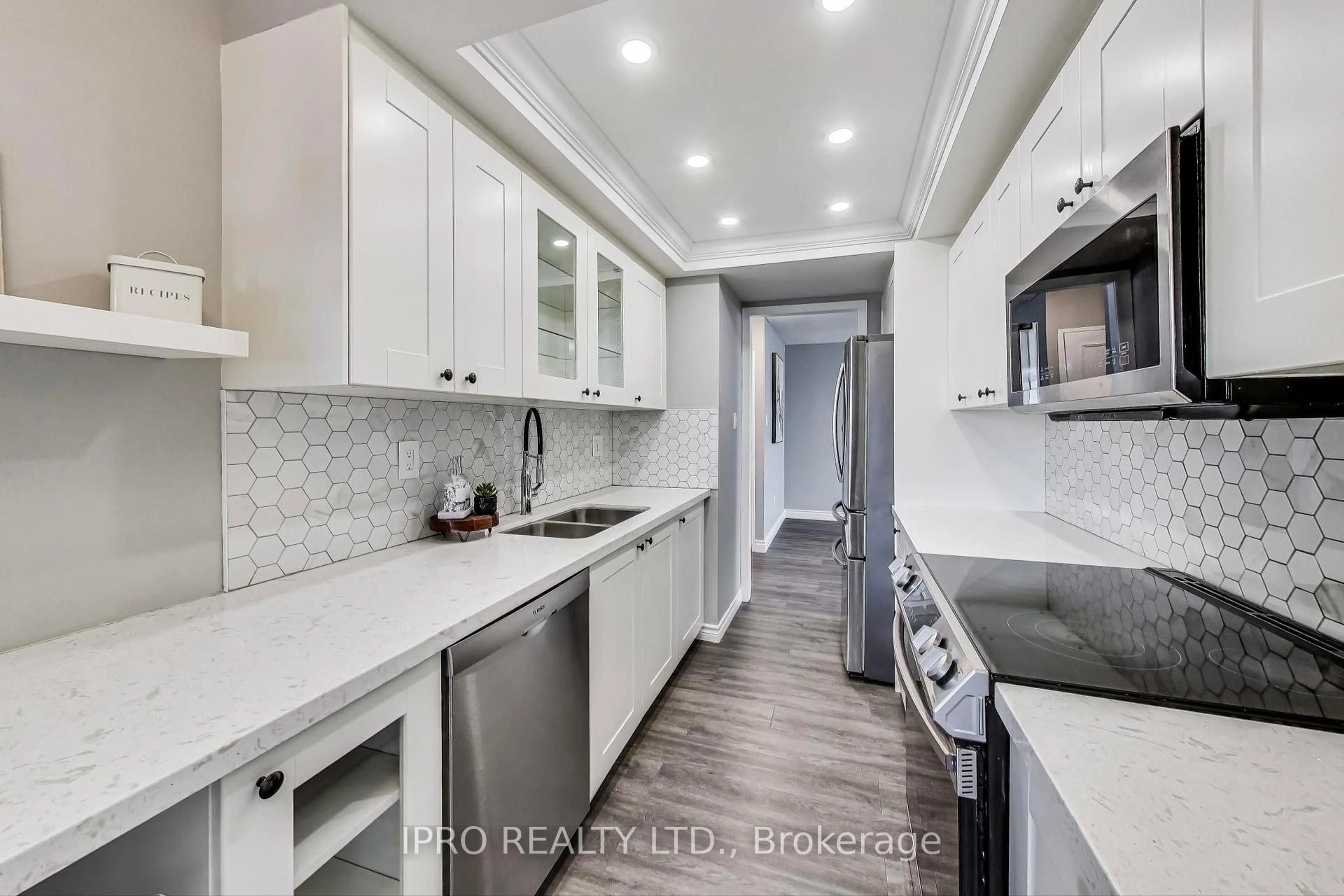 Open concept kitchen, ceramic/tile floor for 3100 Kirwin Ave #2906, Mississauga Ontario L5A 3S6