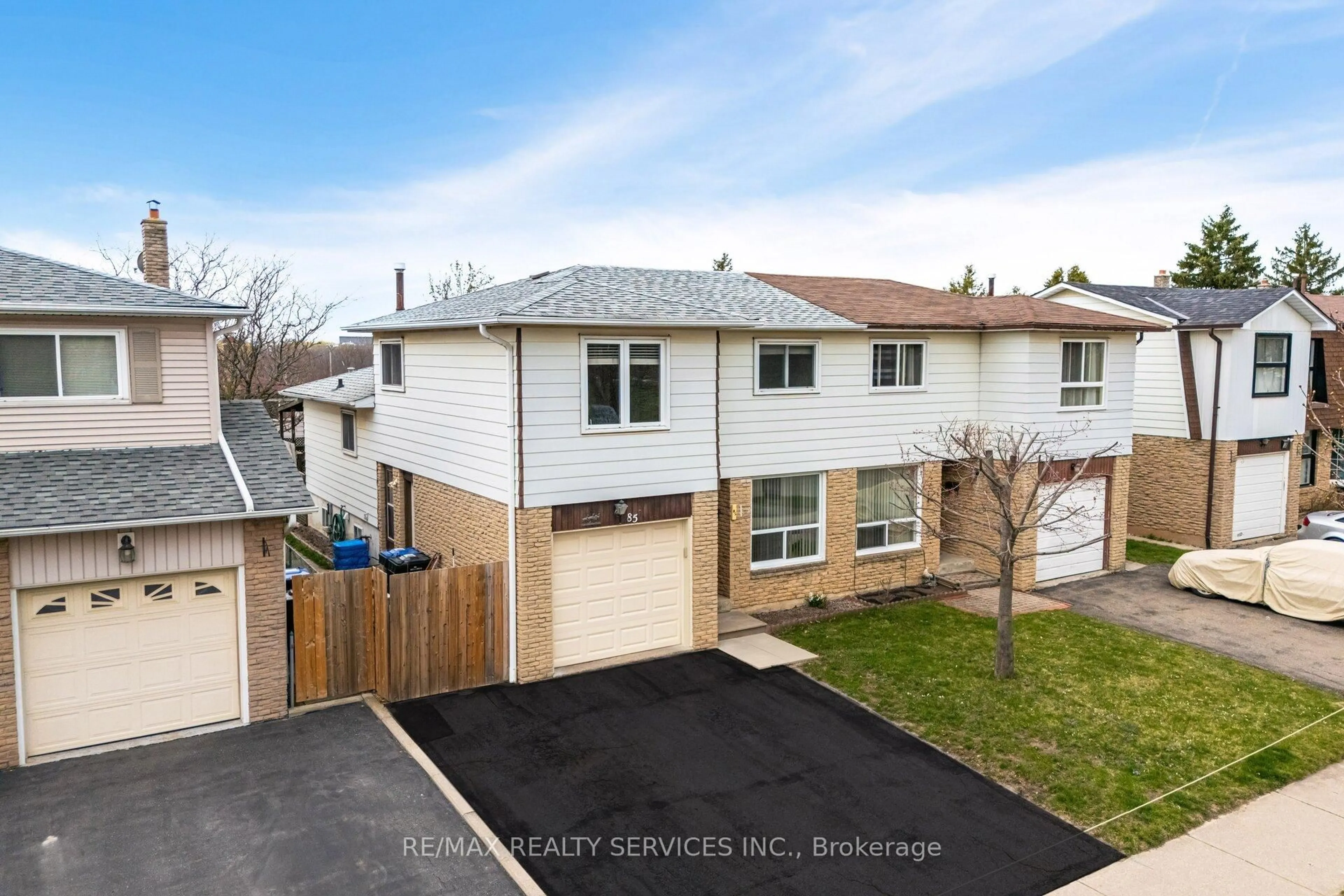 A pic from outside/outdoor area/front of a property/back of a property/a pic from drone, street for 85 Salisbury Circ, Brampton Ontario L6V 2Z4
