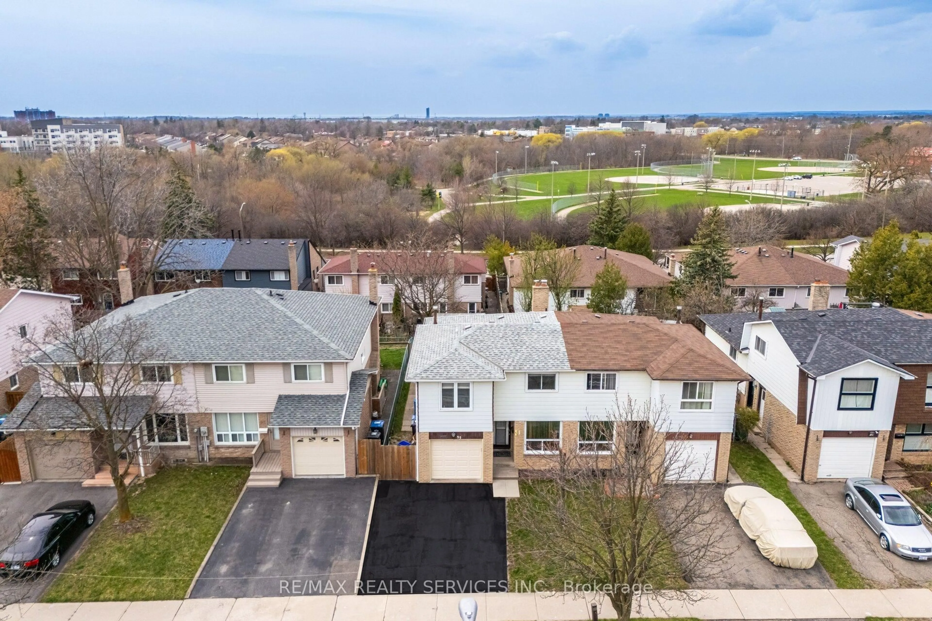 A pic from outside/outdoor area/front of a property/back of a property/a pic from drone, street for 85 Salisbury Circ, Brampton Ontario L6V 2Z4