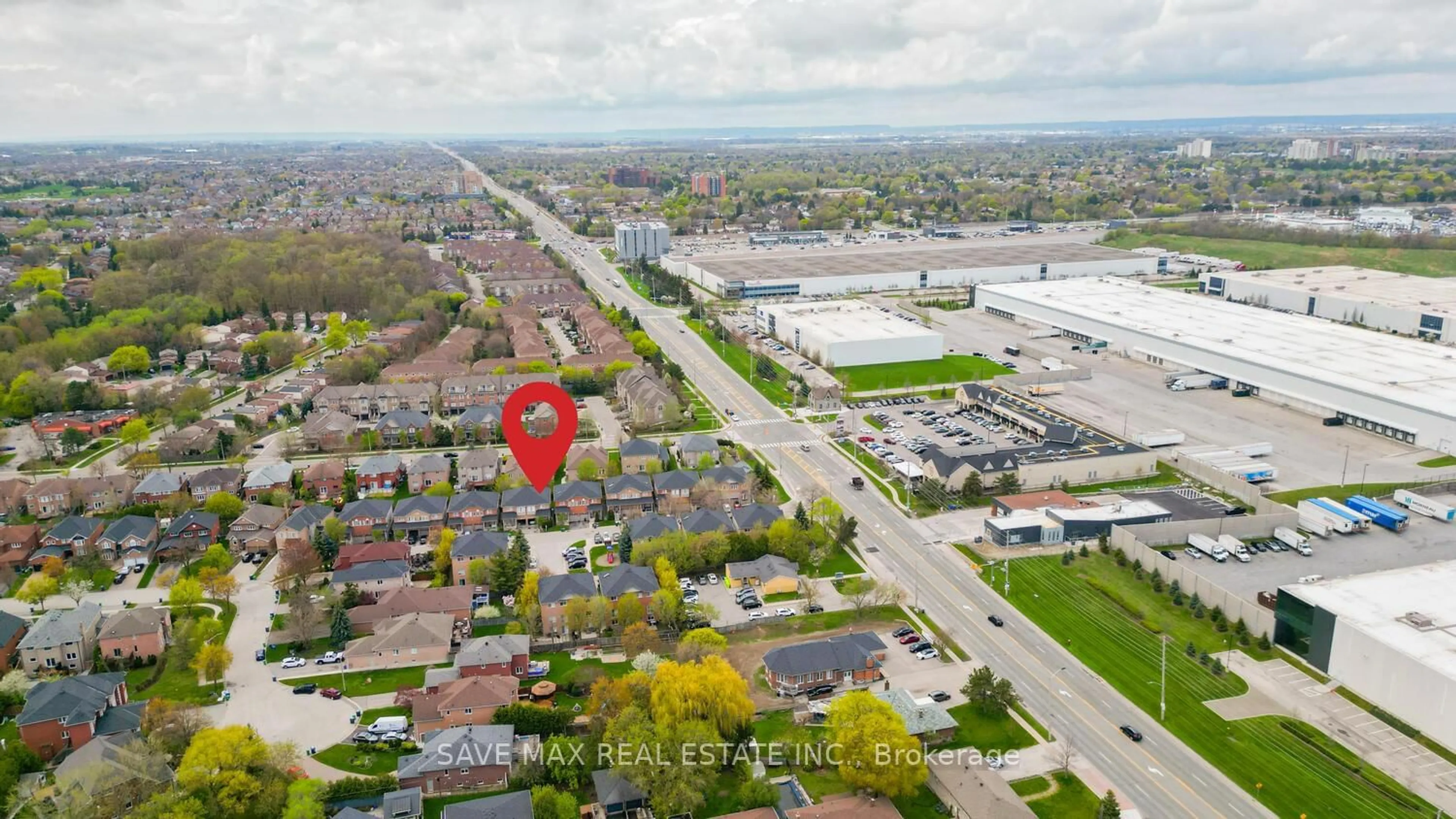 A pic from outside/outdoor area/front of a property/back of a property/a pic from drone, street for 2270 Britania Rd #18, Mississauga Ontario L5M 2G8