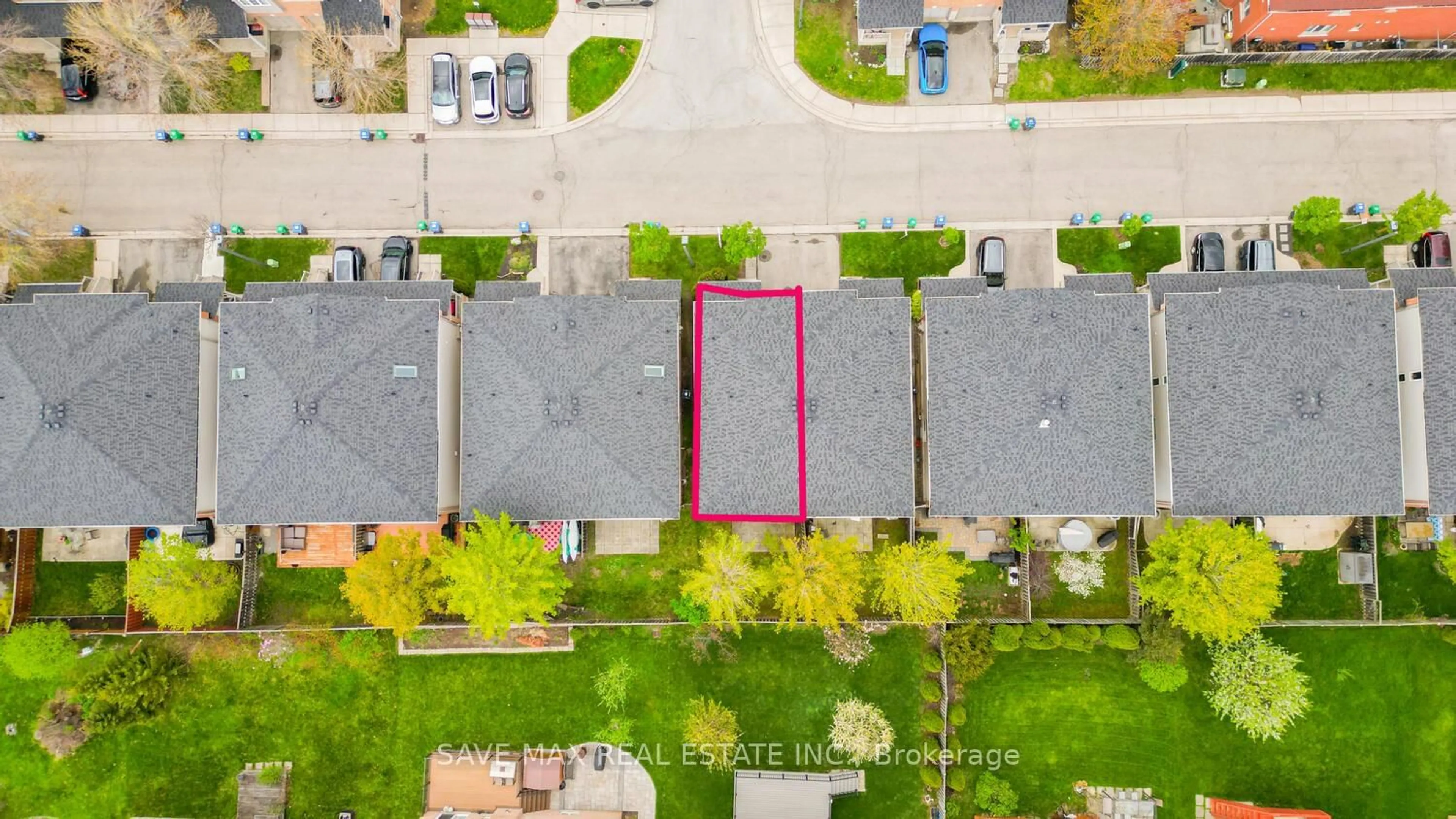 A pic from outside/outdoor area/front of a property/back of a property/a pic from drone, street for 2270 Britania Rd #18, Mississauga Ontario L5M 2G8