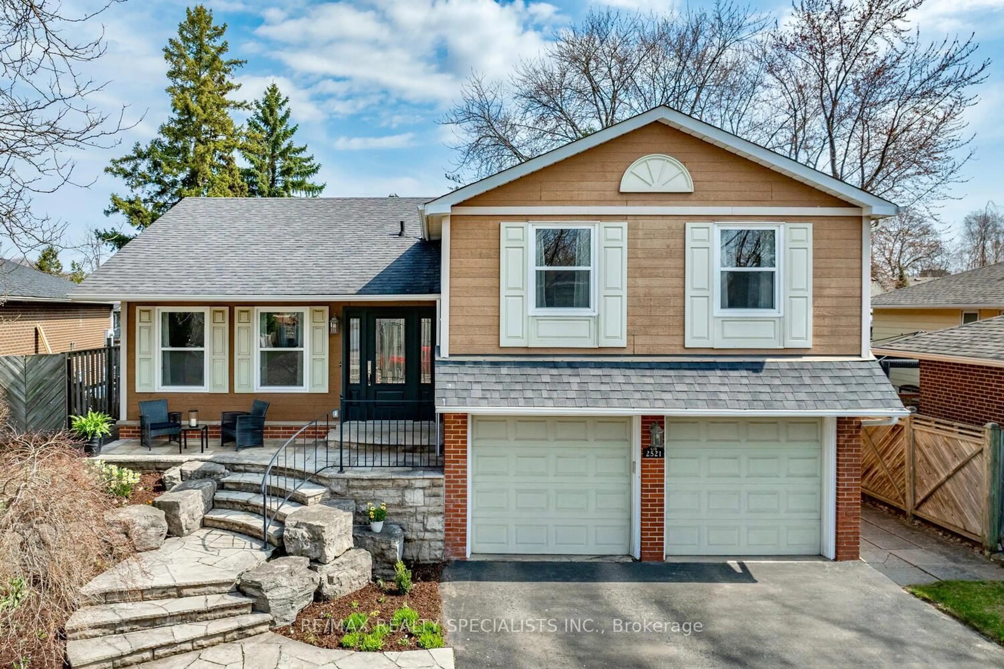 Home with brick exterior material, street for 2521 Frankfield Rd, Mississauga Ontario L5K 2A5