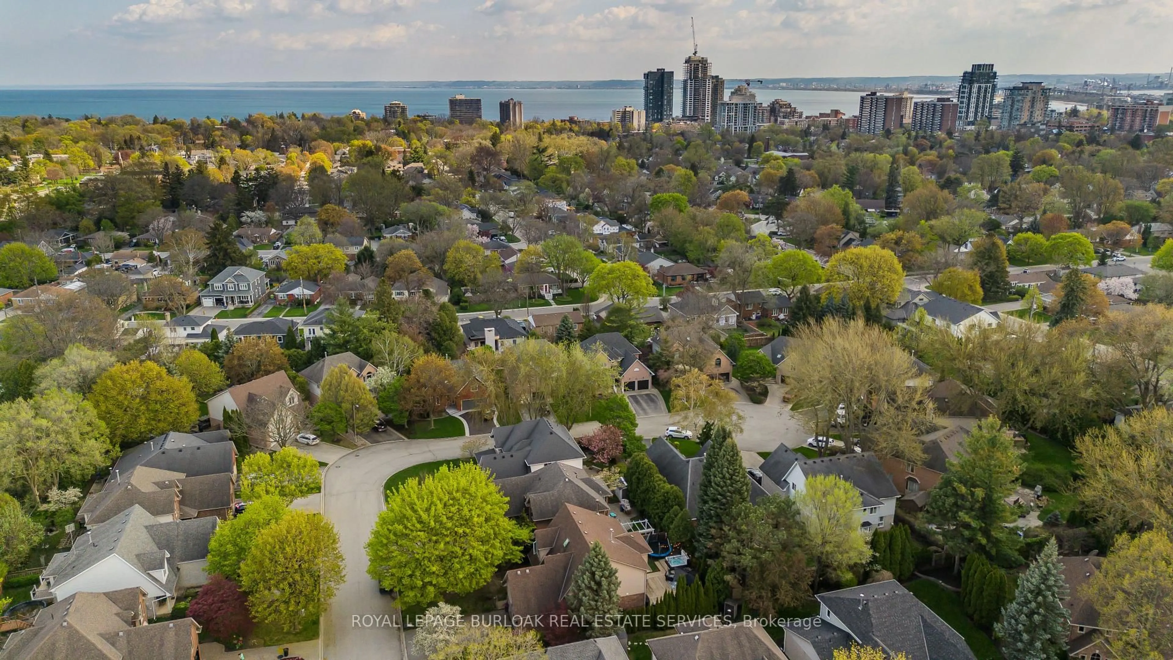 A pic from outside/outdoor area/front of a property/back of a property/a pic from drone, city buildings view from balcony for 656 Andrea Crt, Burlington Ontario L7R 4J7