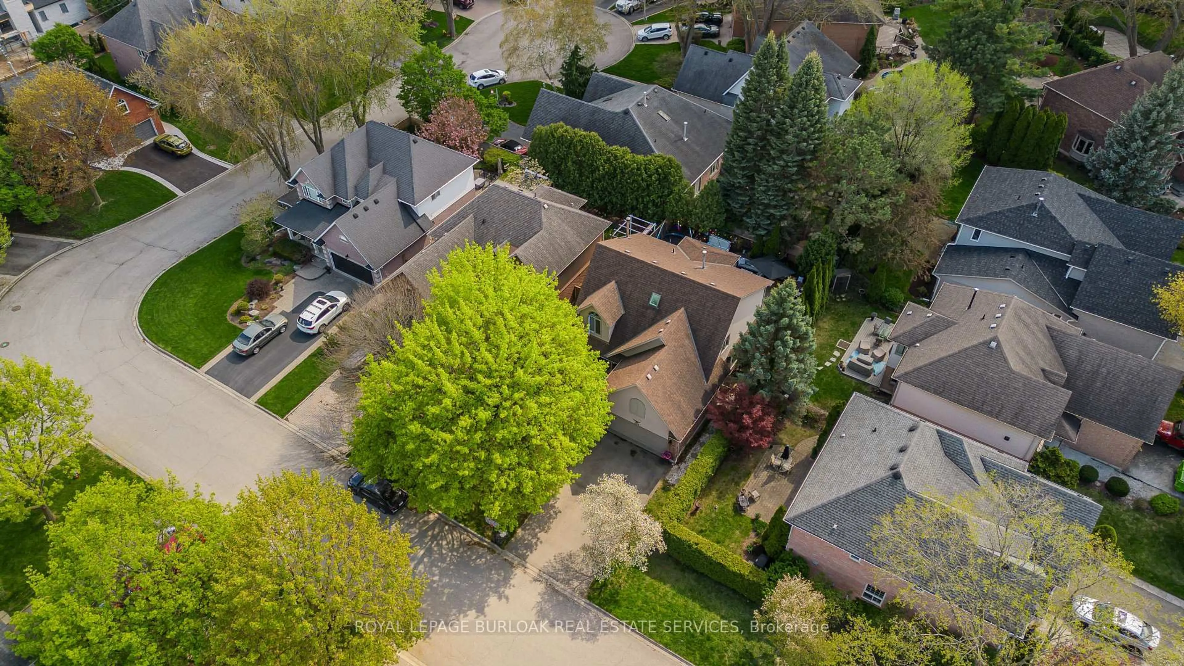 A pic from outside/outdoor area/front of a property/back of a property/a pic from drone, street for 656 Andrea Crt, Burlington Ontario L7R 4J7