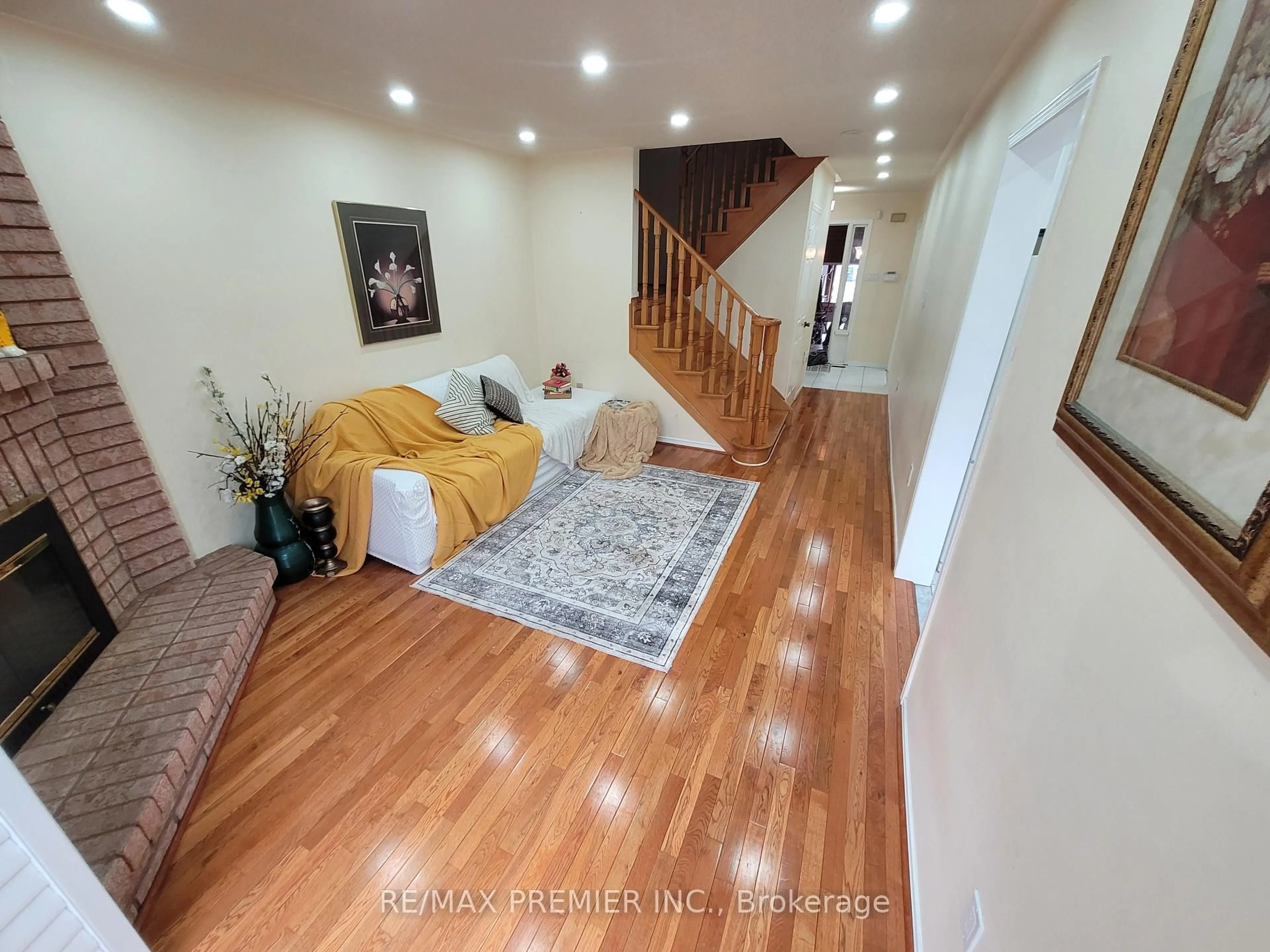 Indoor entryway for 40 Kentucky Dr, Brampton Ontario L6Y 4E9