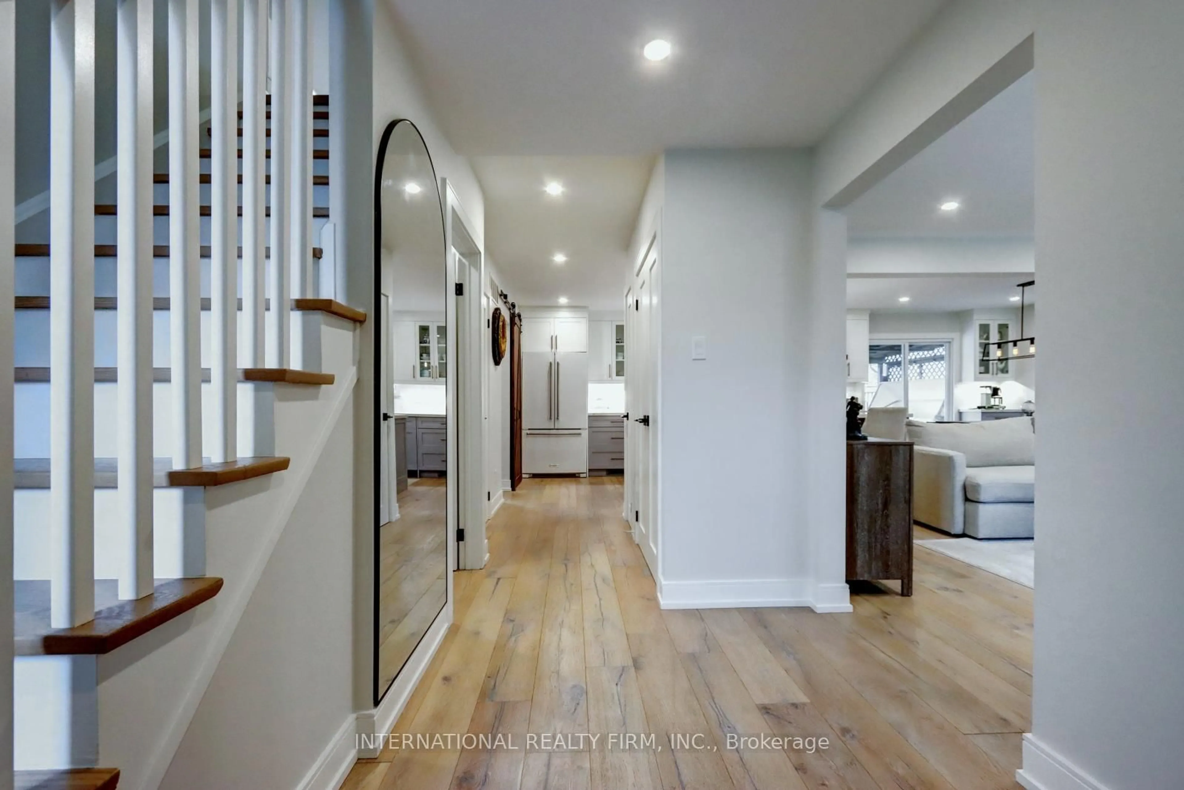Indoor entryway for 1755 Pickmere Crt, Mississauga Ontario L4X 1Z3