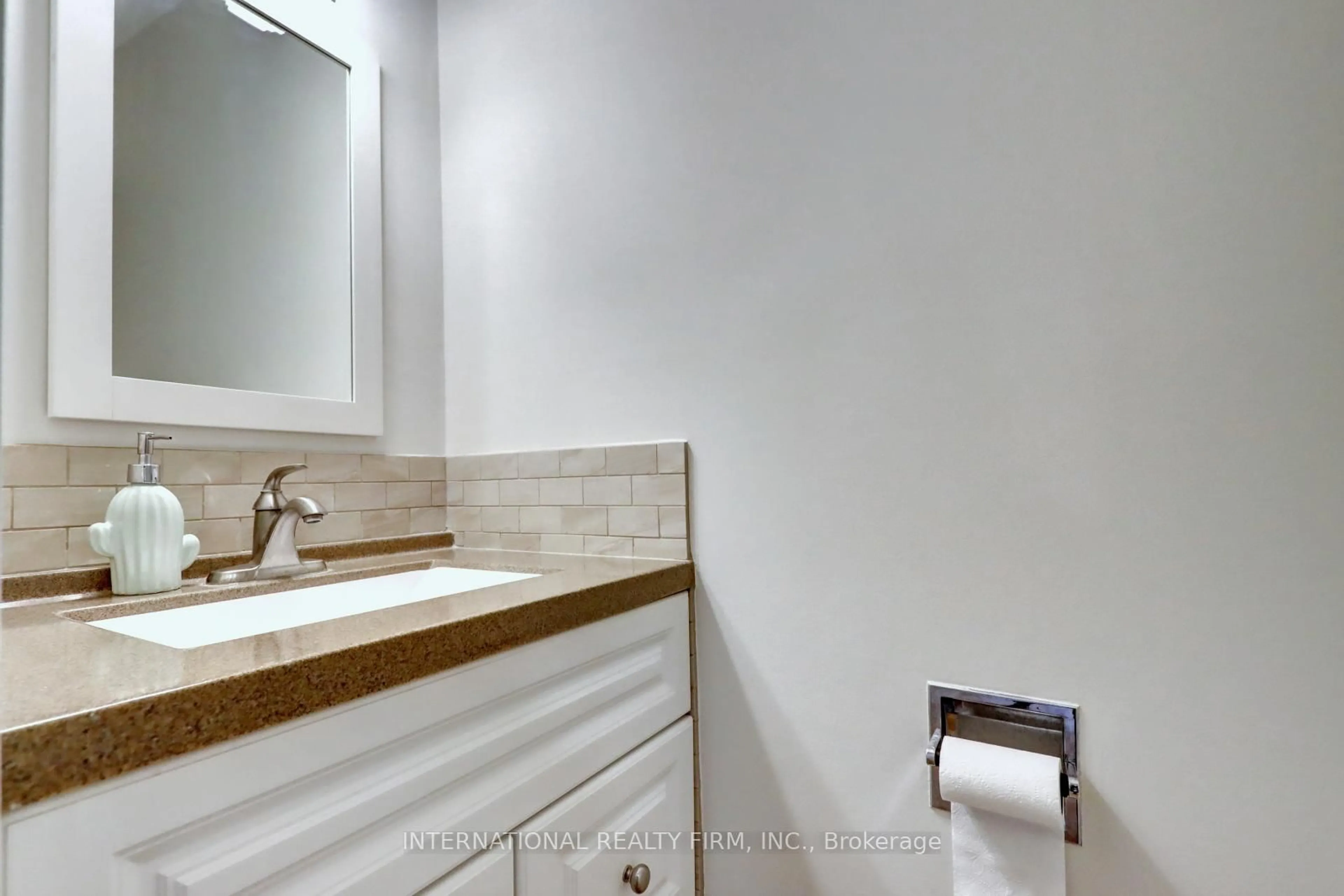 Standard bathroom, ceramic/tile floor for 1755 Pickmere Crt, Mississauga Ontario L4X 1Z3
