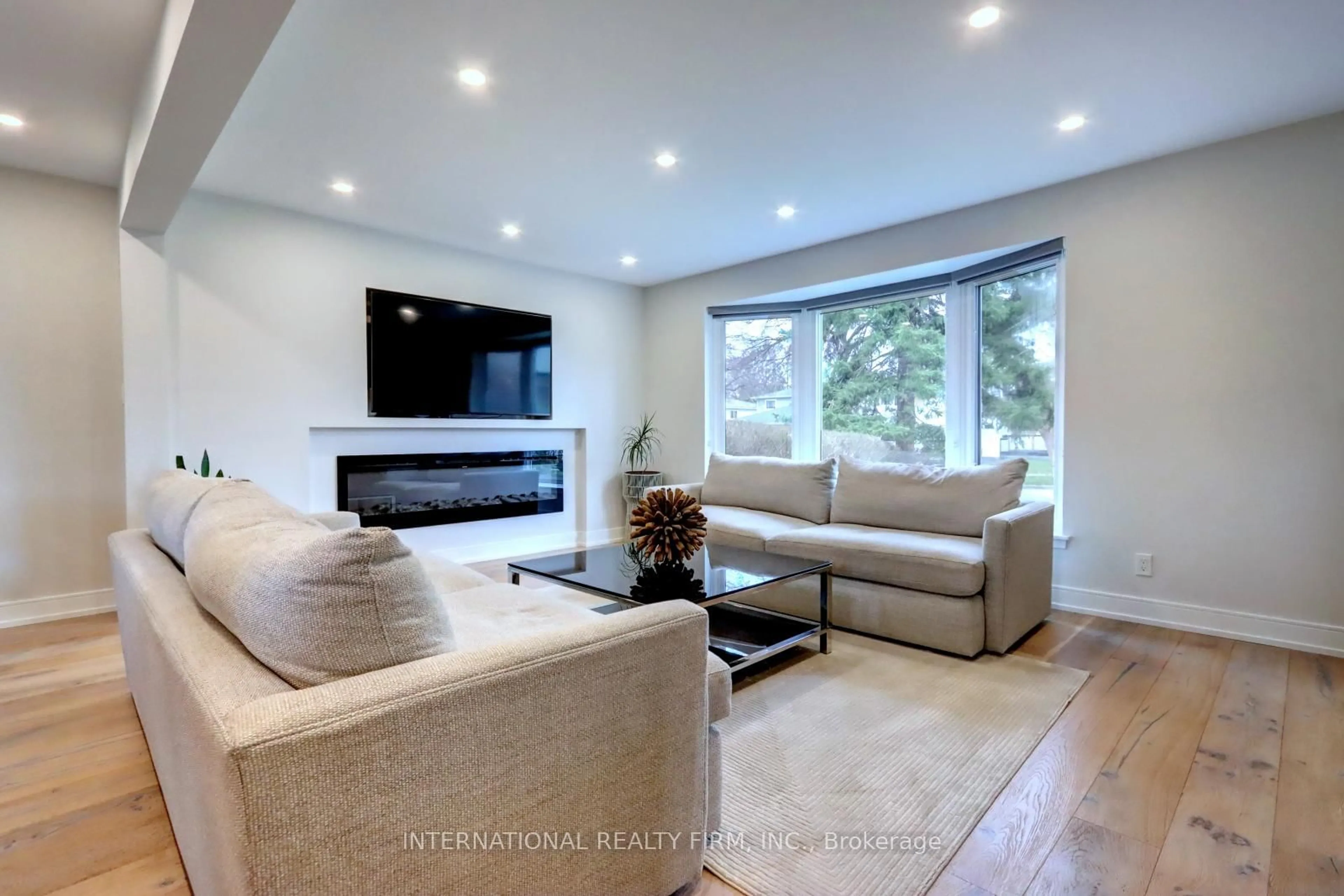 Living room with furniture, wood/laminate floor for 1755 Pickmere Crt, Mississauga Ontario L4X 1Z3