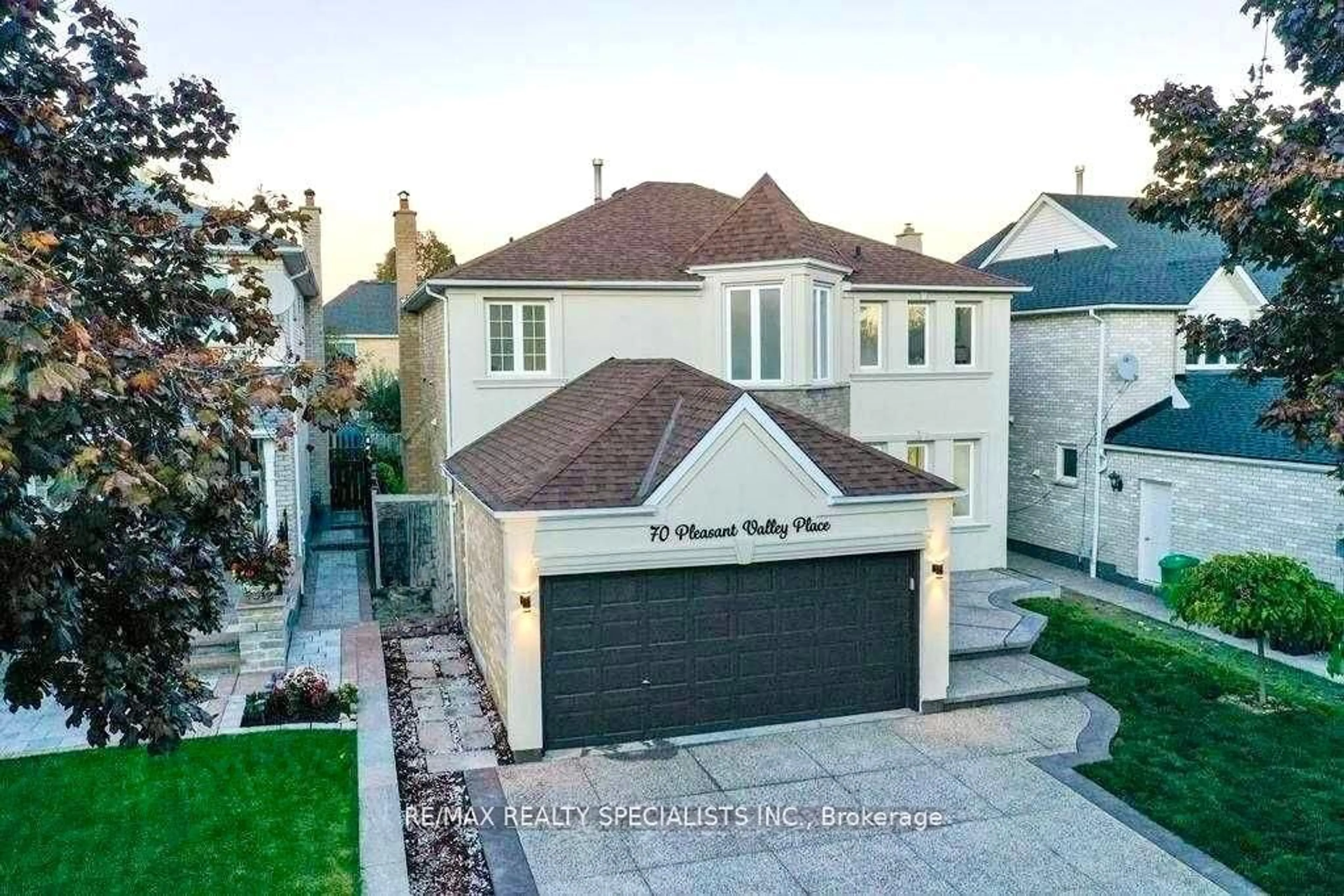 A pic from outside/outdoor area/front of a property/back of a property/a pic from drone, street for 70 Pleasant Valley Pl, Brampton Ontario L6R 5R9