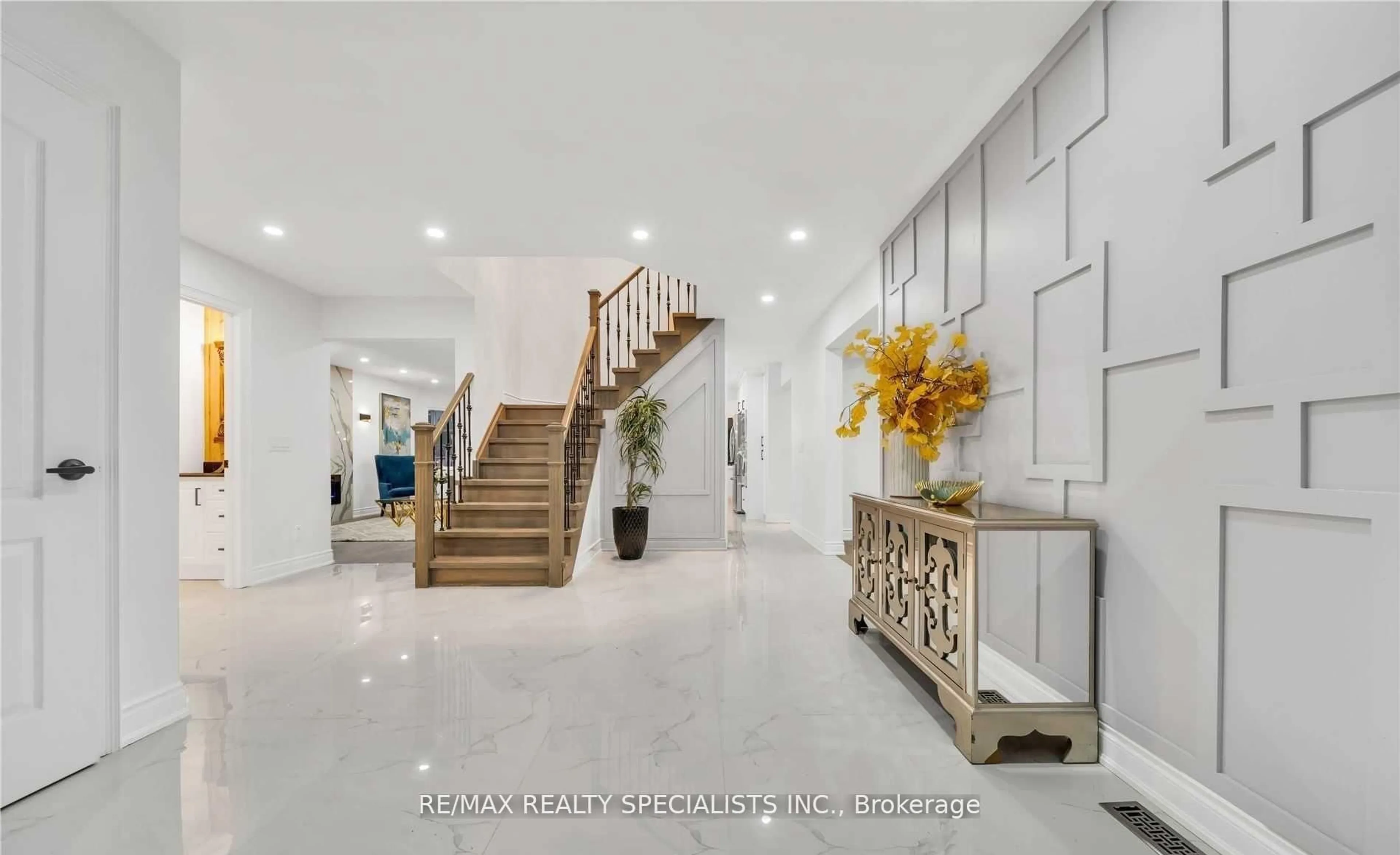 Indoor foyer for 70 Pleasant Valley Pl, Brampton Ontario L6R 5R9