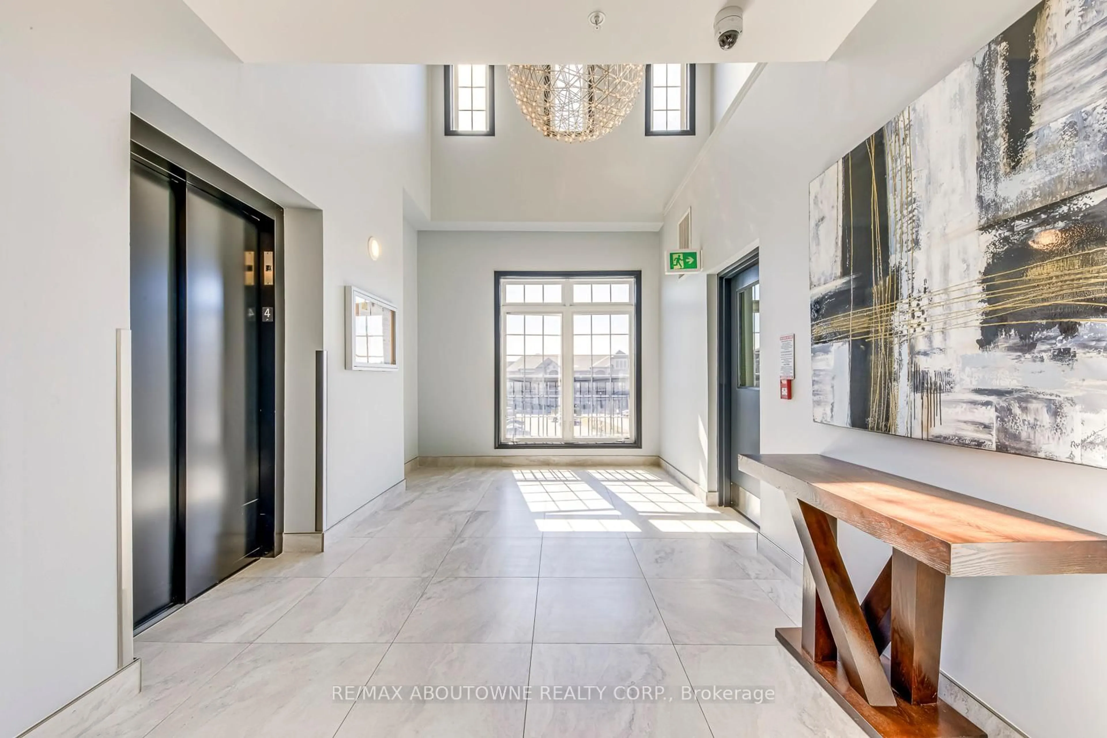 Indoor foyer for 1470 Main St #411, Milton Ontario L9T 8W6