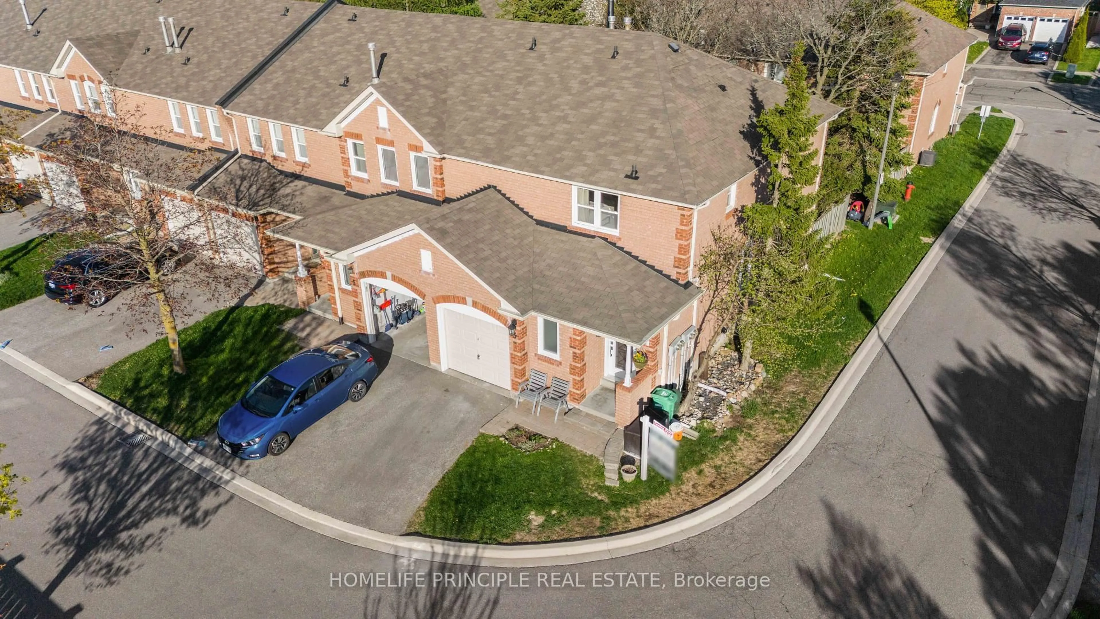A pic from outside/outdoor area/front of a property/back of a property/a pic from drone, street for 3 Bridlefield Cres, Caledon Ontario L7E 1S8