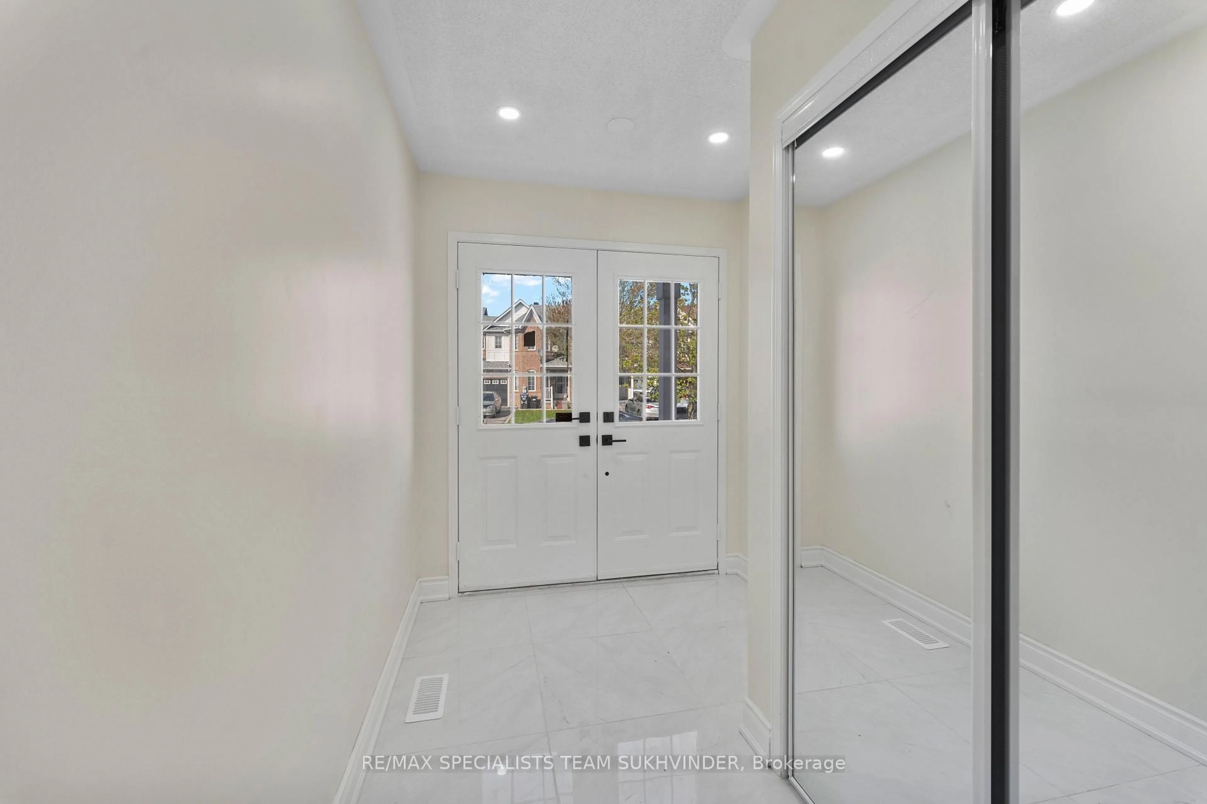 Indoor entryway for 21 Thunderbird Tr, Brampton Ontario L6R 2T3