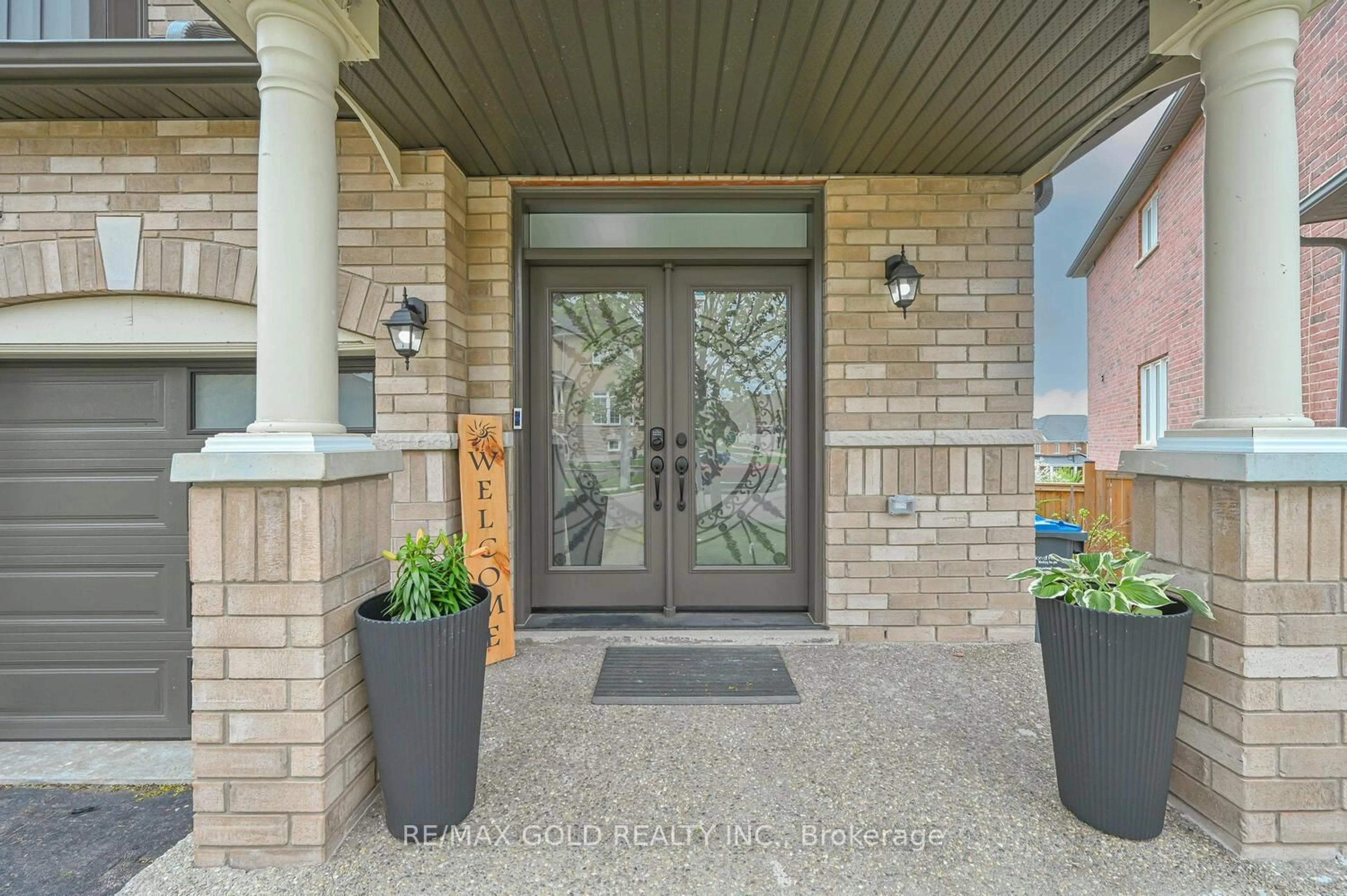 Indoor entryway for 117 Young Dr, Brampton Ontario L6Y 0N9