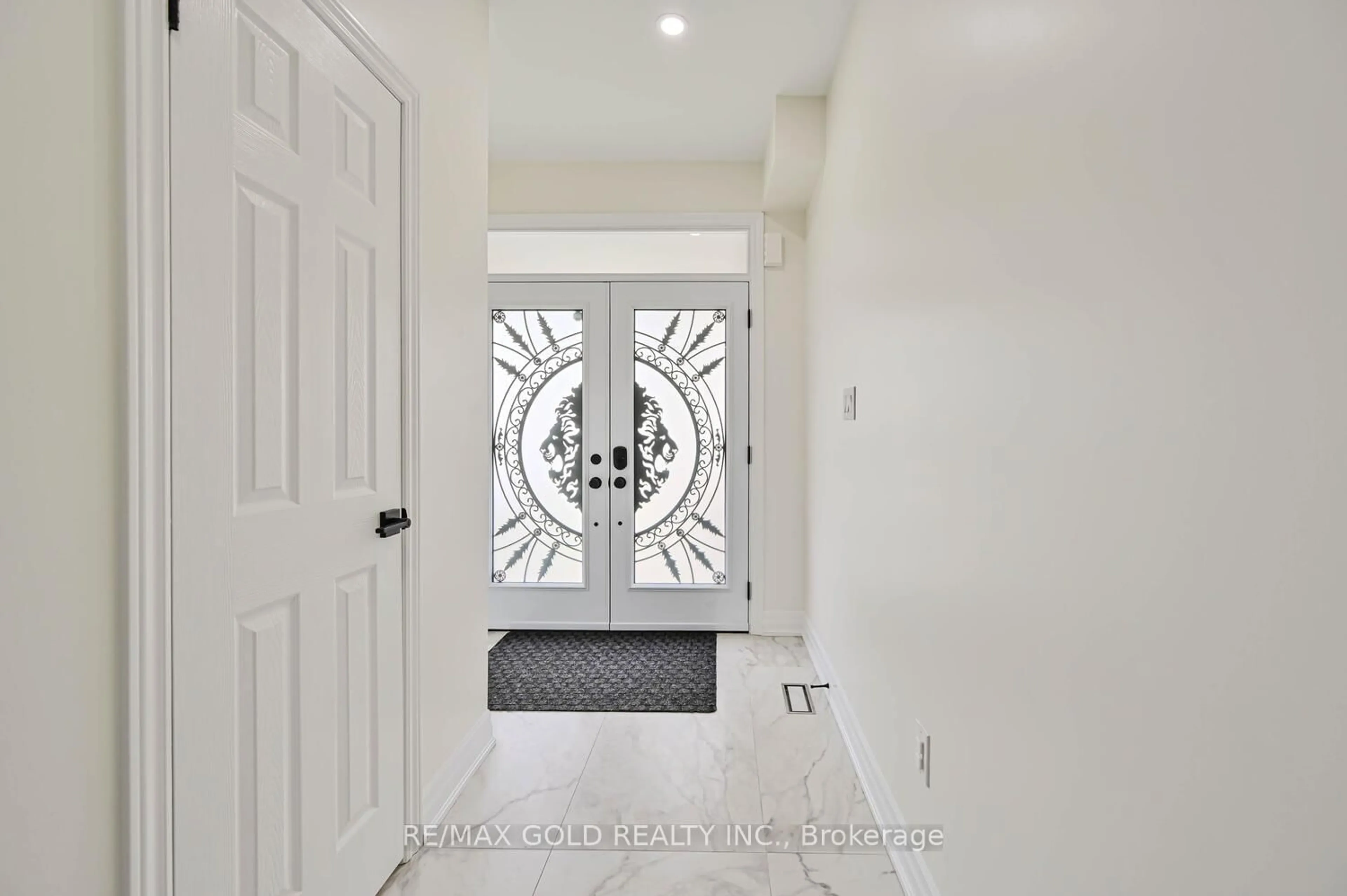 Indoor entryway for 117 Young Dr, Brampton Ontario L6Y 0N9