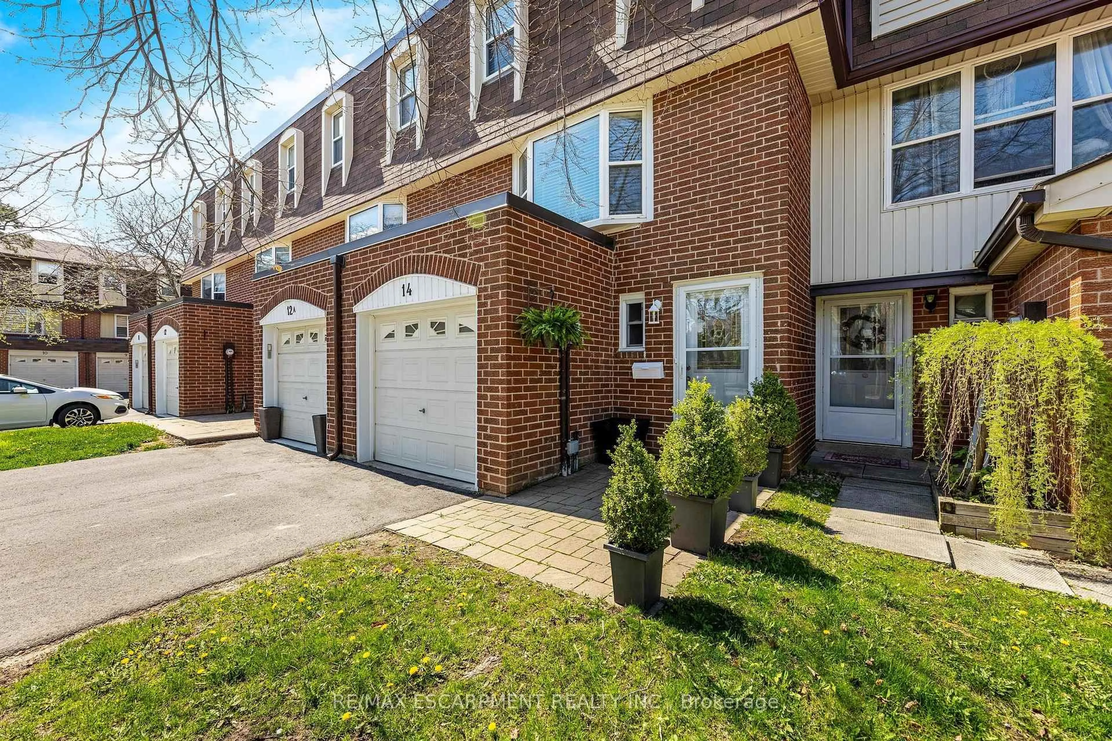 Home with brick exterior material, street for 235 Bronte St #14, Milton Ontario L9T 3V8