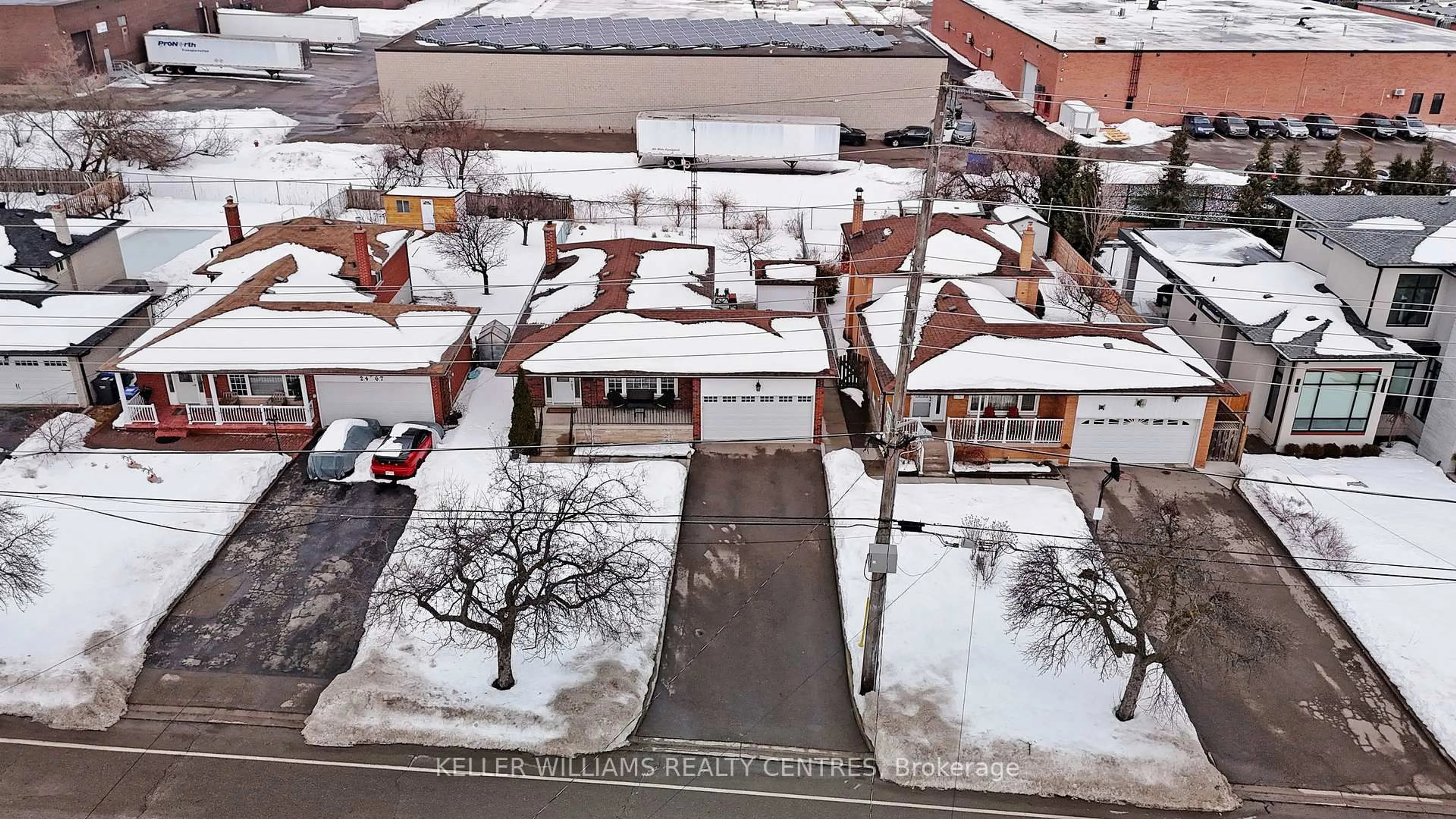 A pic from outside/outdoor area/front of a property/back of a property/a pic from drone, street for 2461 Hensall St, Mississauga Ontario L5A 2T1