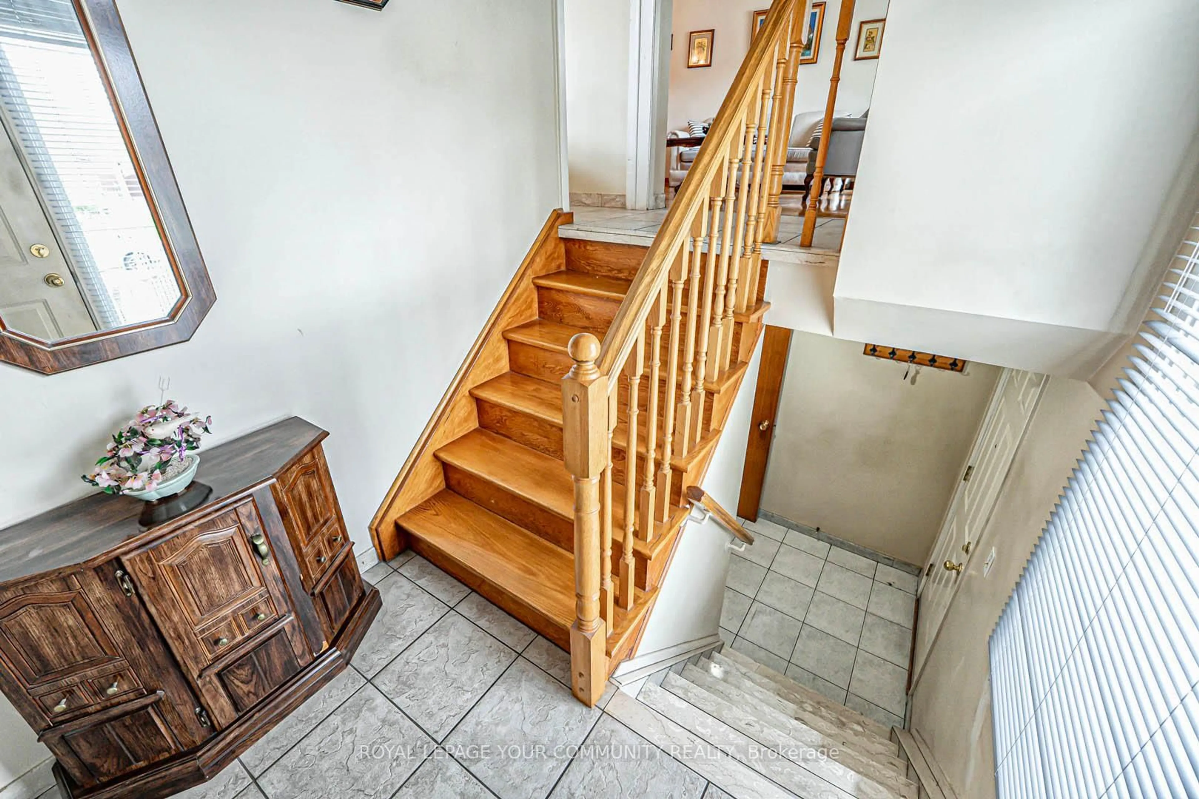 Stairs for 10 Grenadine Crt, Toronto Ontario M9L 2H6