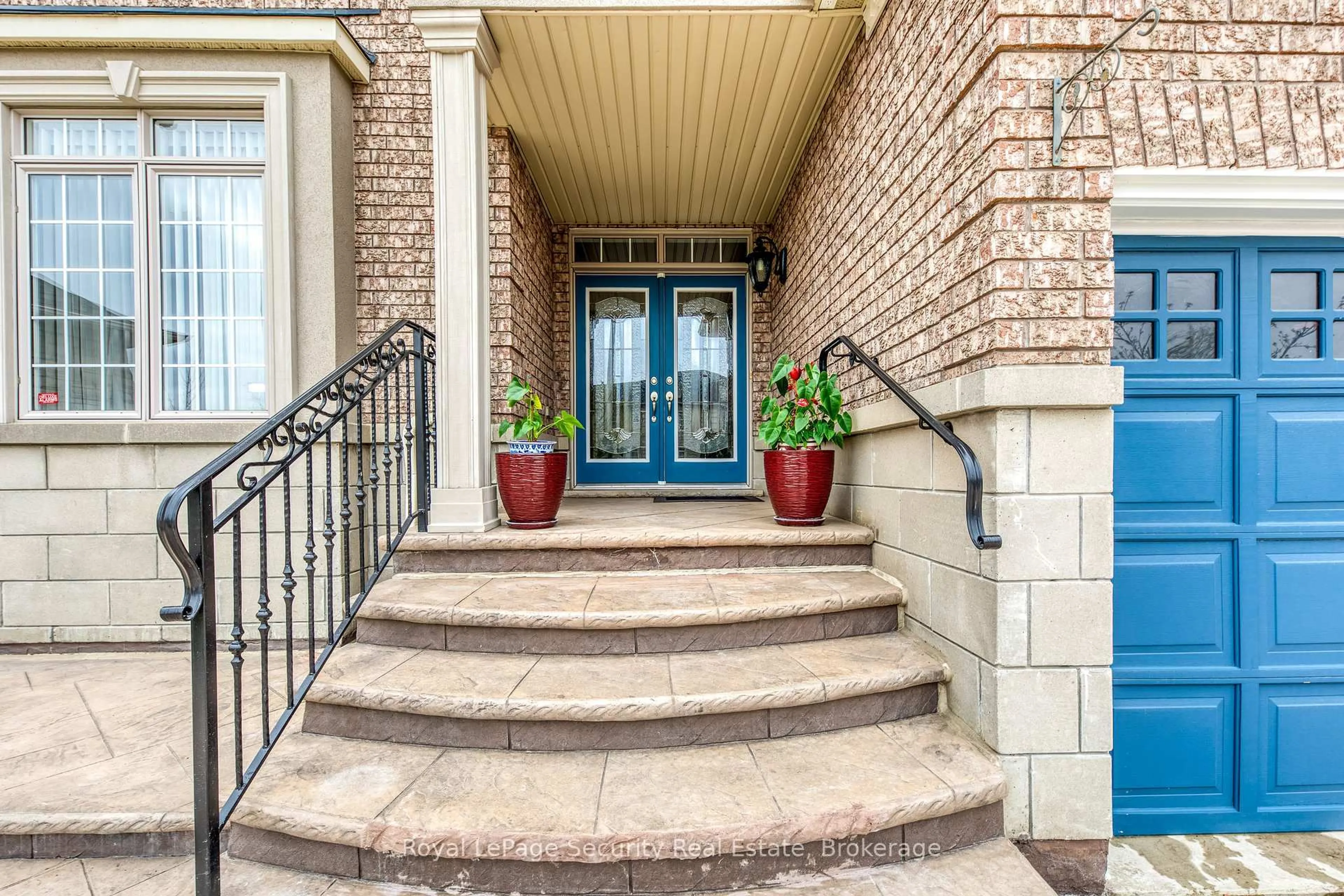 Indoor entryway for 32 Odeon St, Brampton Ontario L6P 1V3