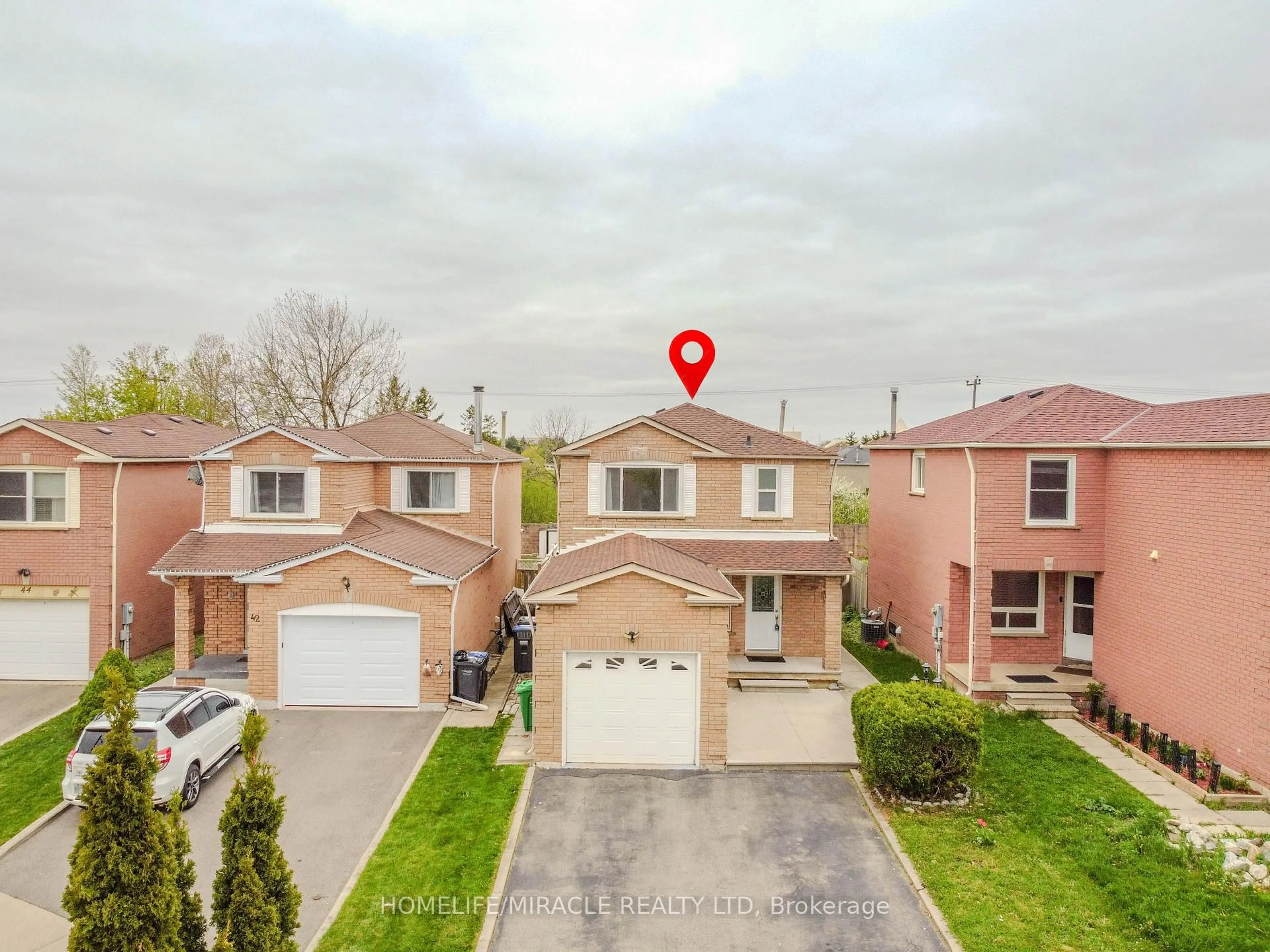 A pic from outside/outdoor area/front of a property/back of a property/a pic from drone, street for 40 Calmist Cres, Brampton Ontario L6Y 4L6