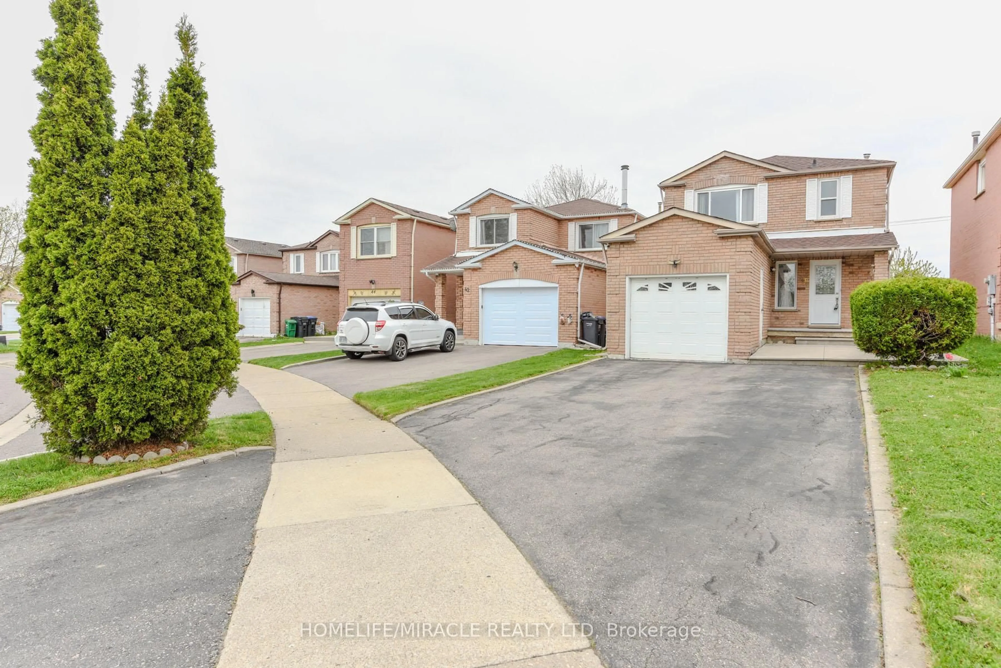A pic from outside/outdoor area/front of a property/back of a property/a pic from drone, street for 40 Calmist Cres, Brampton Ontario L6Y 4L6