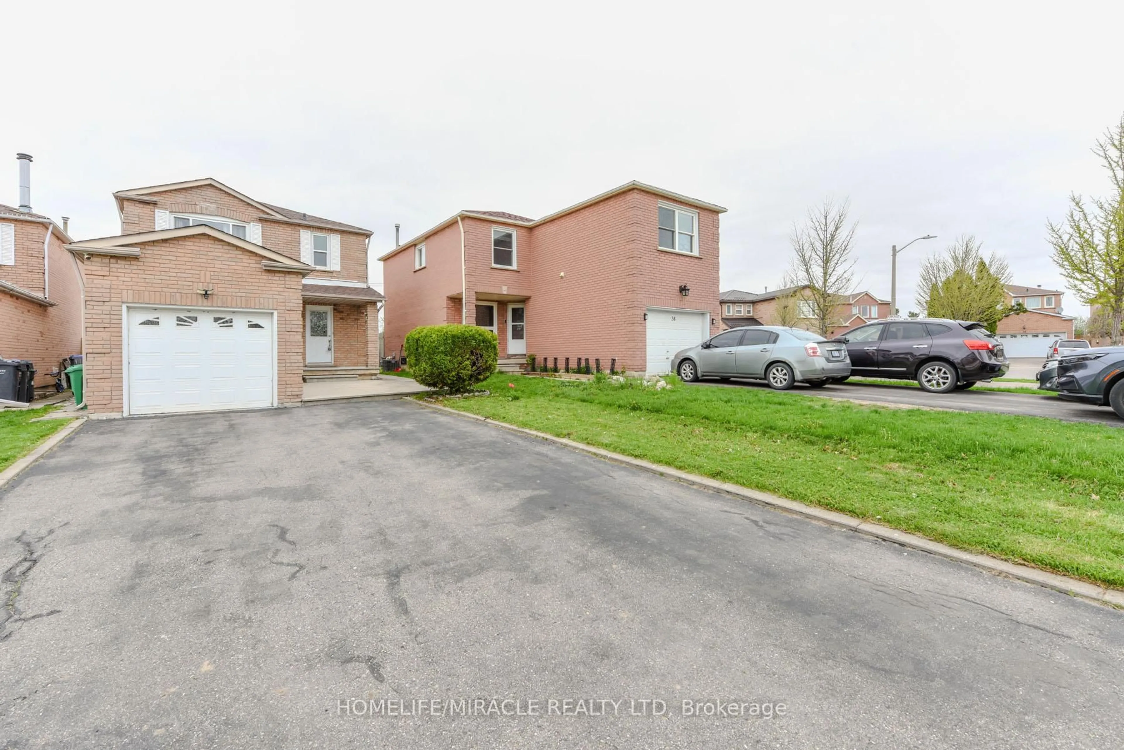 A pic from outside/outdoor area/front of a property/back of a property/a pic from drone, street for 40 Calmist Cres, Brampton Ontario L6Y 4L6