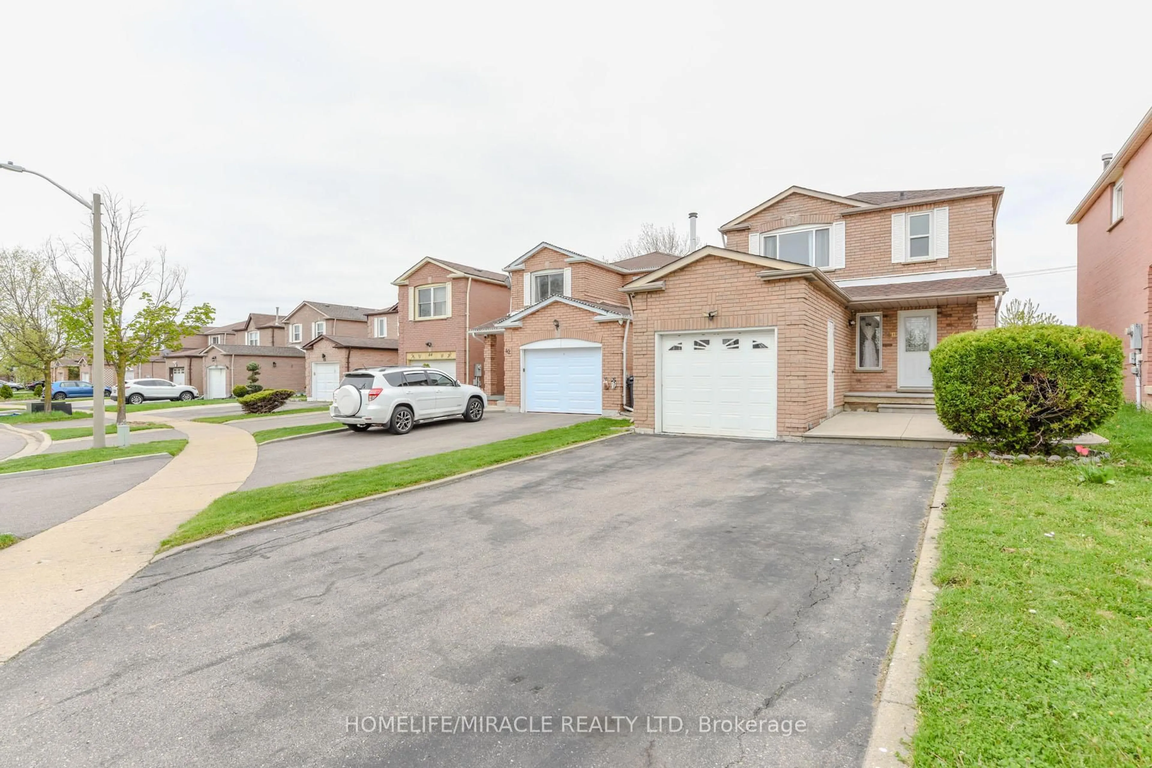 A pic from outside/outdoor area/front of a property/back of a property/a pic from drone, street for 40 Calmist Cres, Brampton Ontario L6Y 4L6