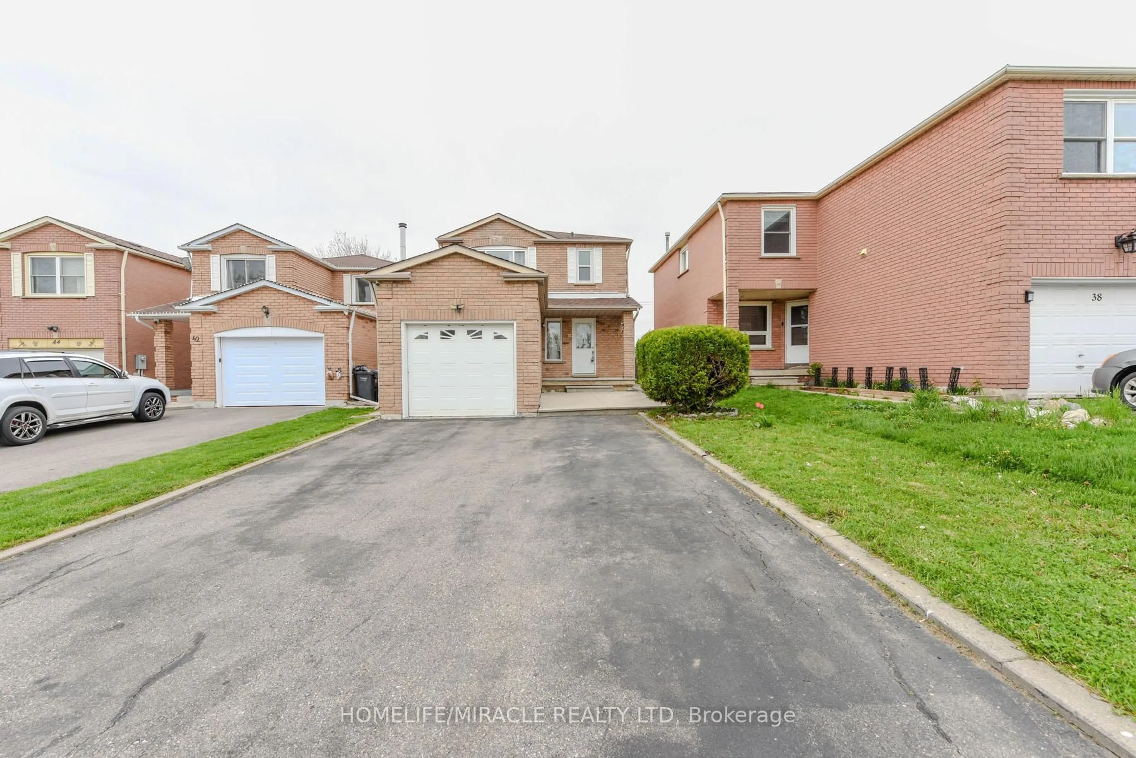 A pic from outside/outdoor area/front of a property/back of a property/a pic from drone, street for 40 Calmist Cres, Brampton Ontario L6Y 4L6