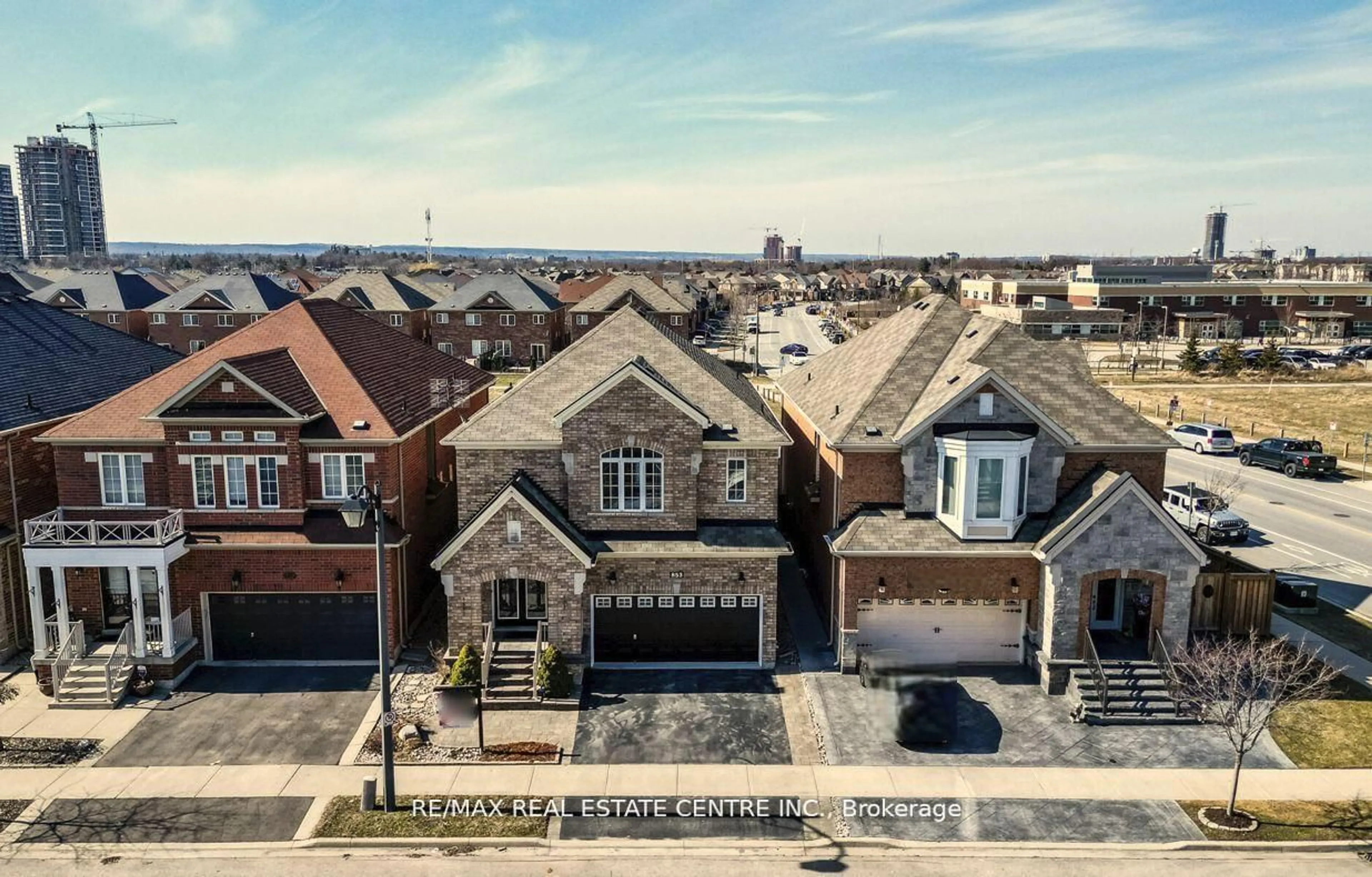 A pic from outside/outdoor area/front of a property/back of a property/a pic from drone, street for 853 Stoutt Cres, Milton Ontario L9T 7R1