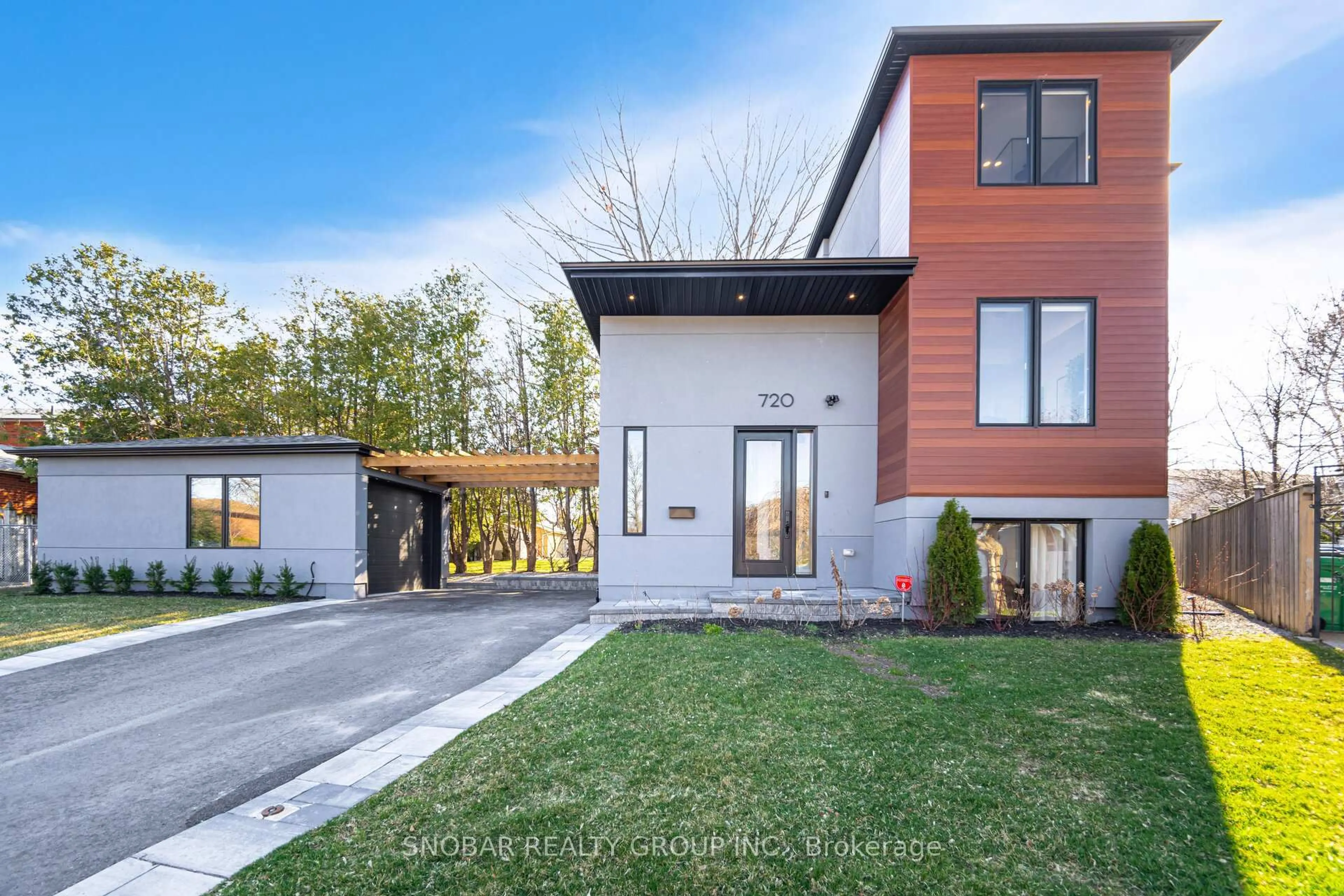 Home with brick exterior material, street for 720 Hillman Cres, Mississauga Ontario L4Y 2J2