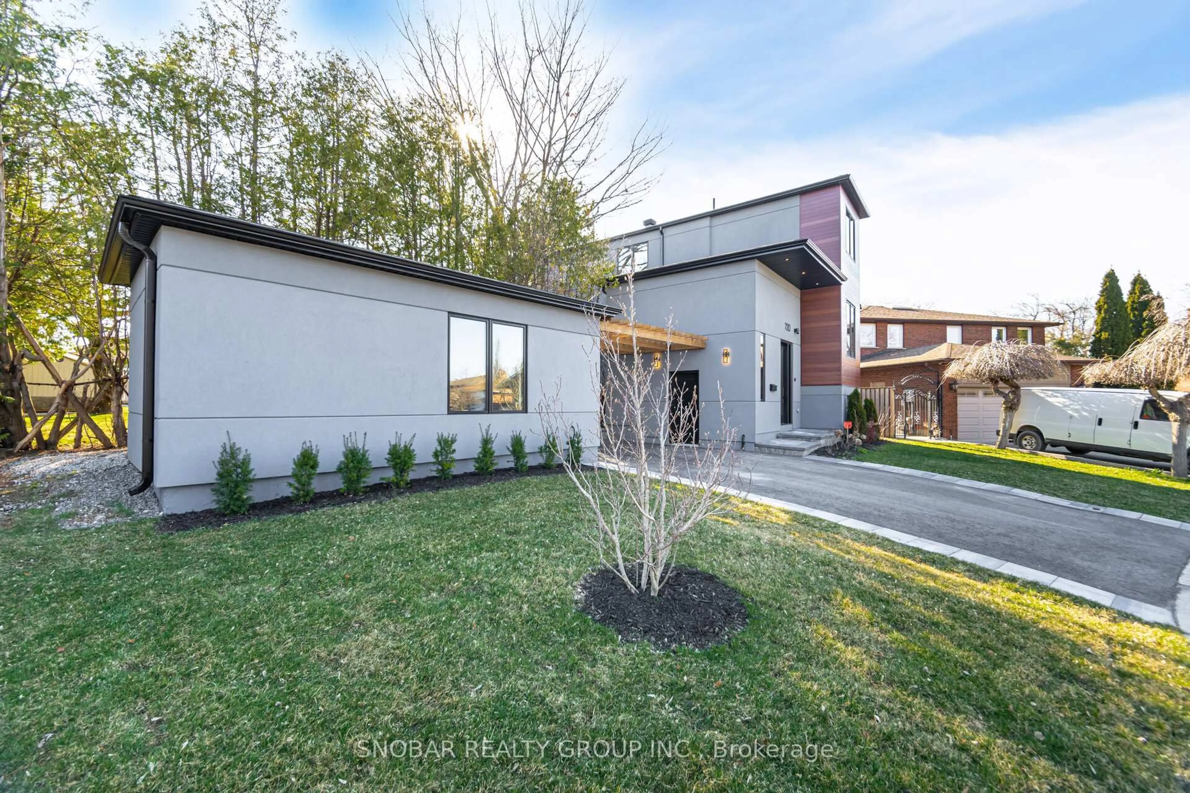 Home with brick exterior material, street for 720 Hillman Cres, Mississauga Ontario L4Y 2J2