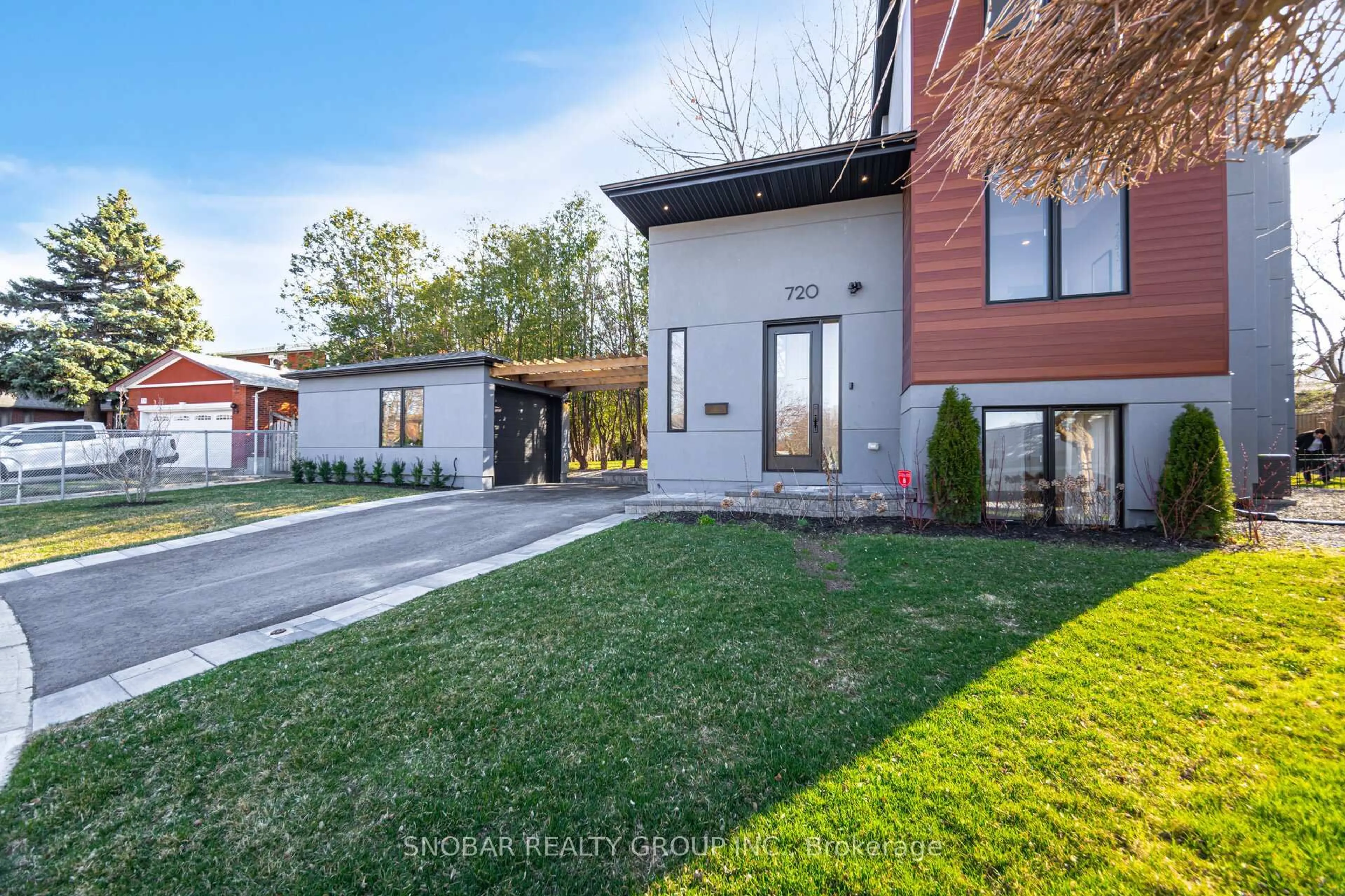Home with brick exterior material, street for 720 Hillman Cres, Mississauga Ontario L4Y 2J2