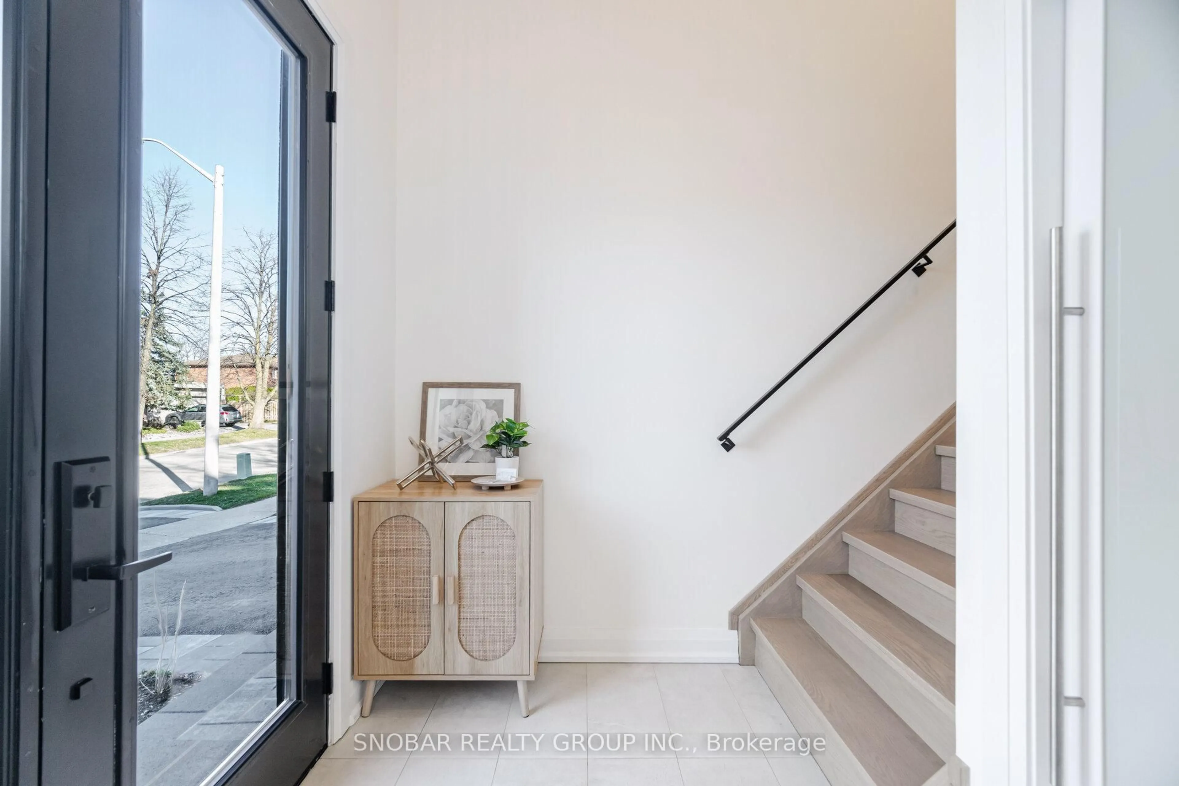 Indoor entryway for 720 Hillman Cres, Mississauga Ontario L4Y 2J2