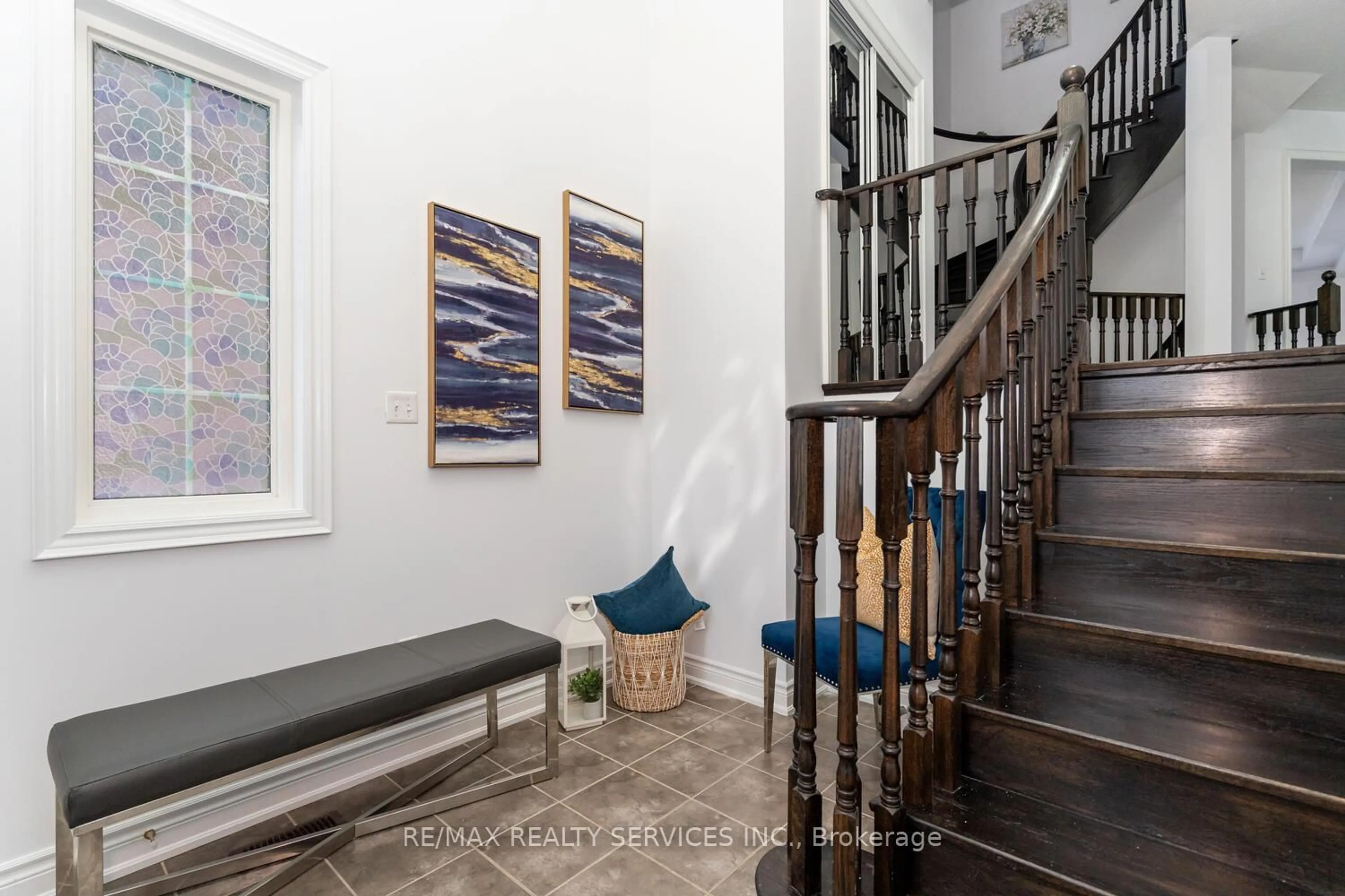 Indoor entryway for 5452 Meadowcrest Ave, Mississauga Ontario L5M 0N1