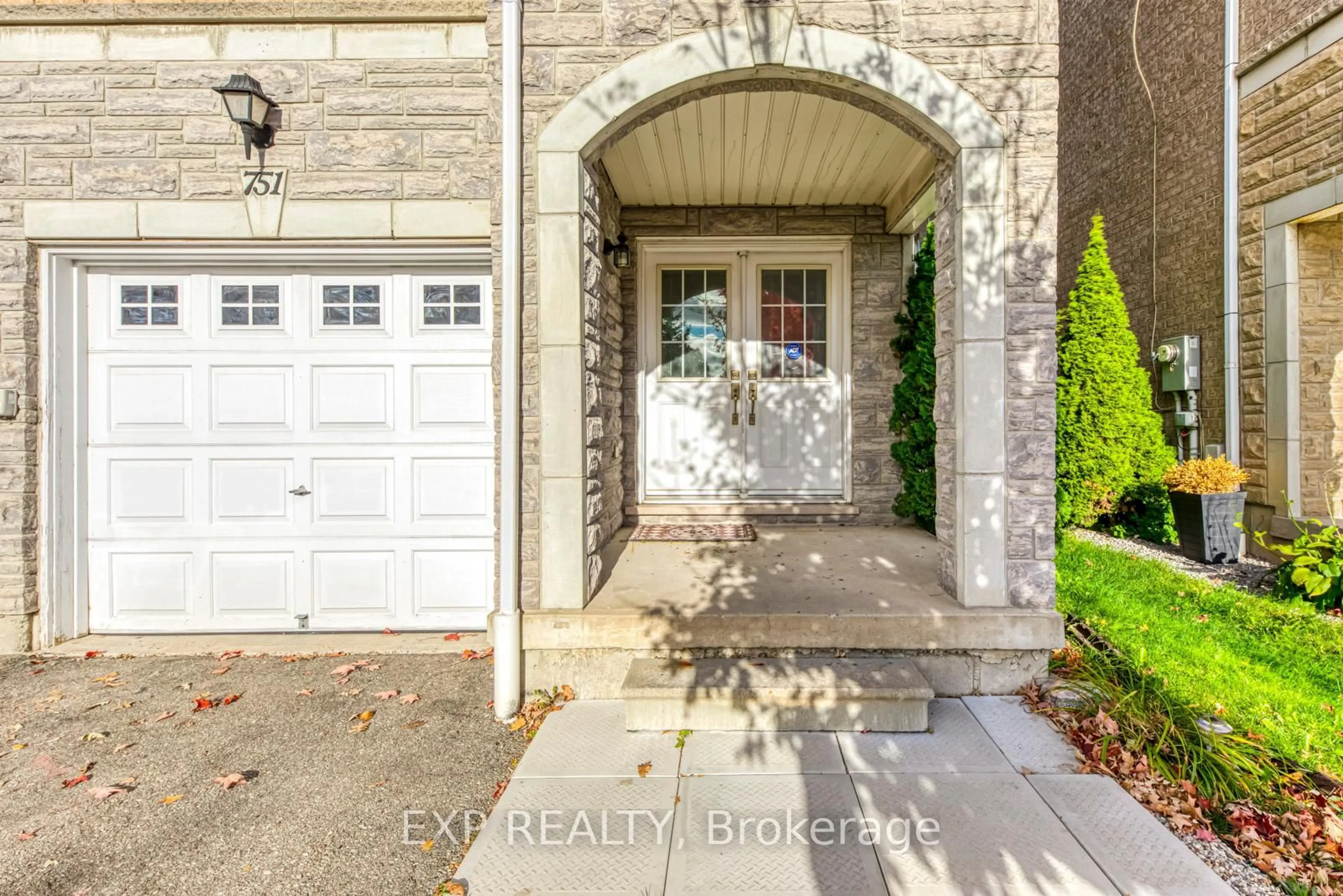 Indoor entryway for 751 Candlestick Circ, Mississauga Ontario L4Z 0B2