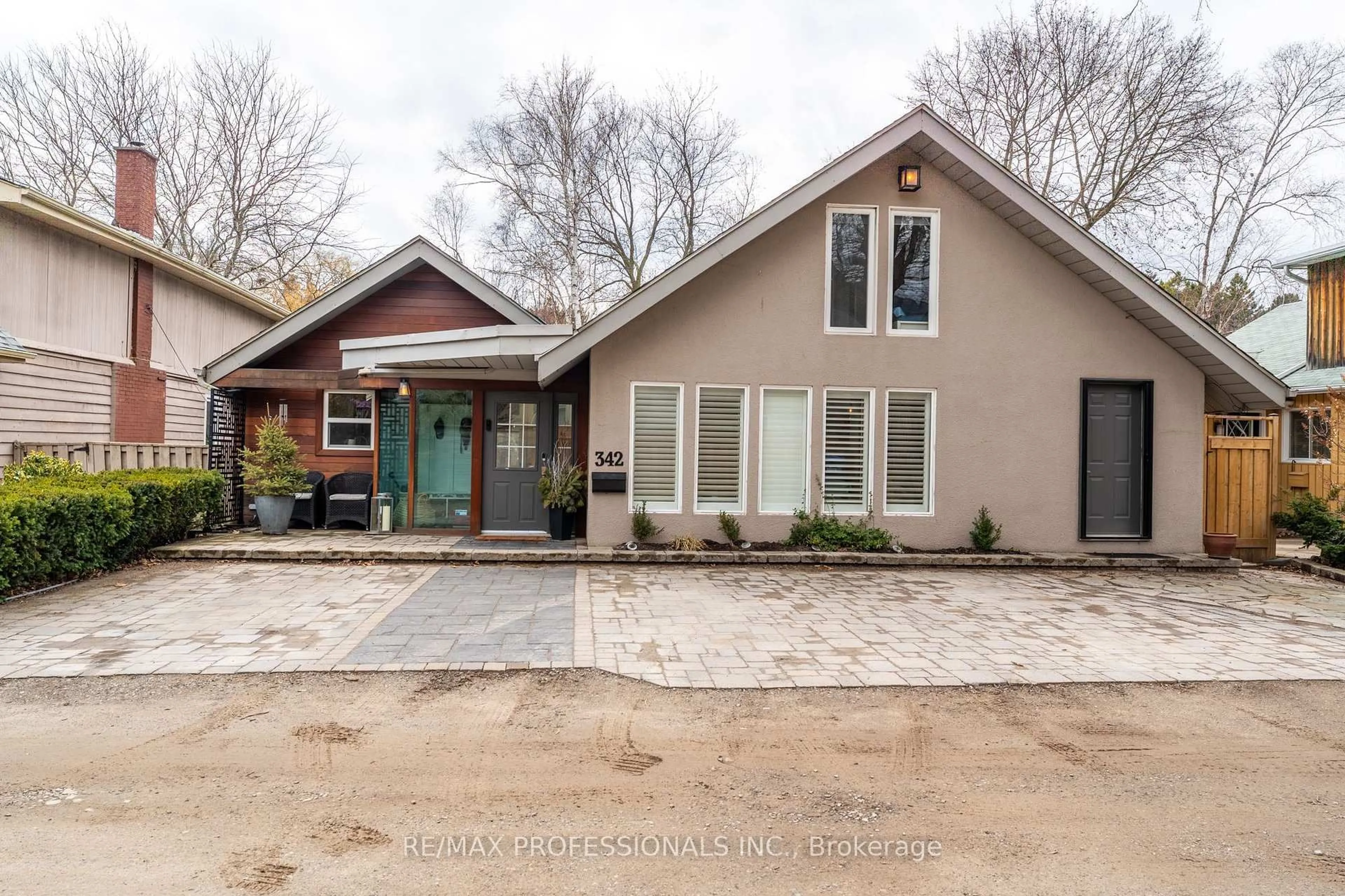 Home with brick exterior material, street for 342 Meadow Wood Lane, Mississauga Ontario L2J 2S9