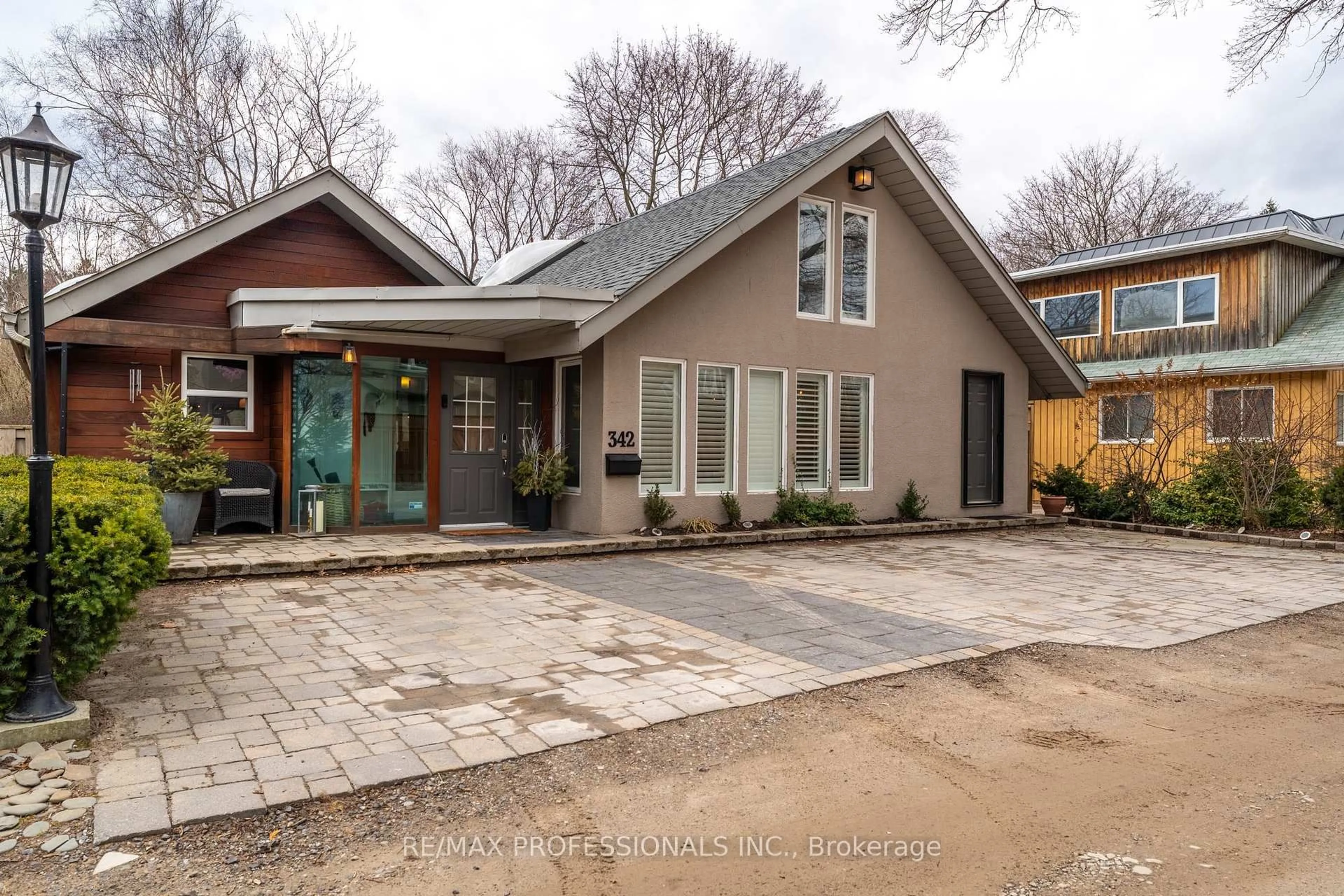 Home with brick exterior material, street for 342 Meadow Wood Lane, Mississauga Ontario L2J 2S9