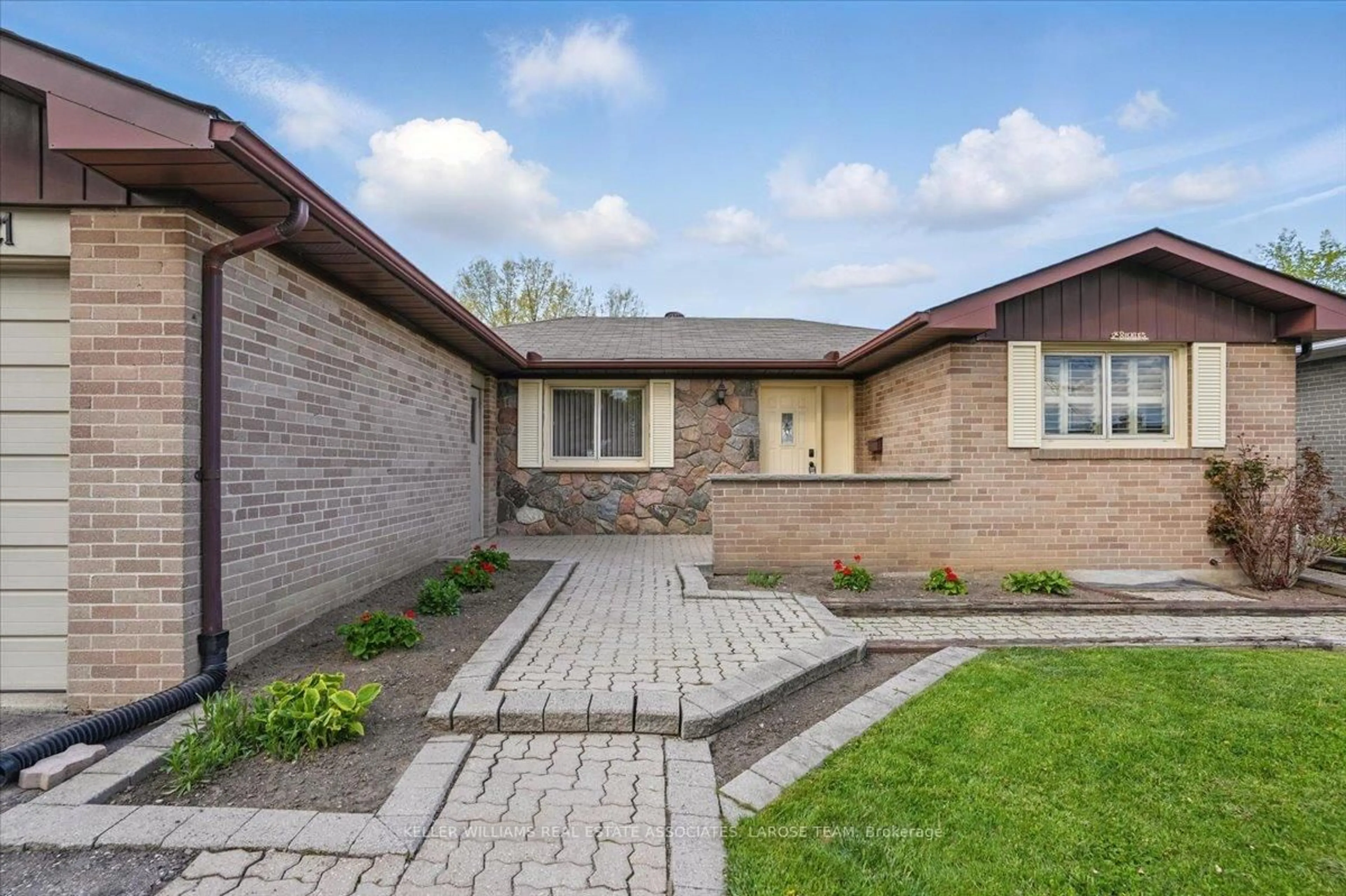 Home with brick exterior material, street for 3221 Havenwood Dr, Mississauga Ontario L4X 2M2
