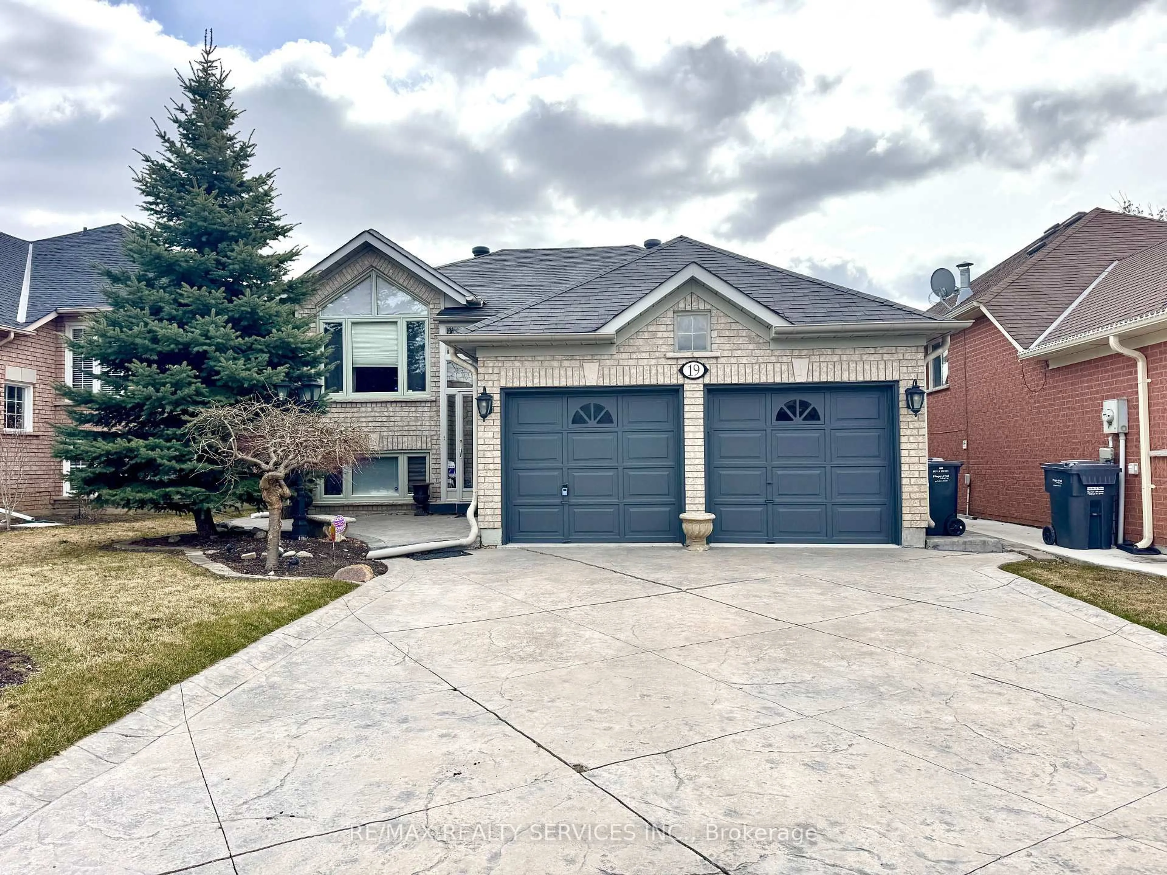 Home with vinyl exterior material, street for 19 Livingston Dr, Caledon Ontario L7C 1A1