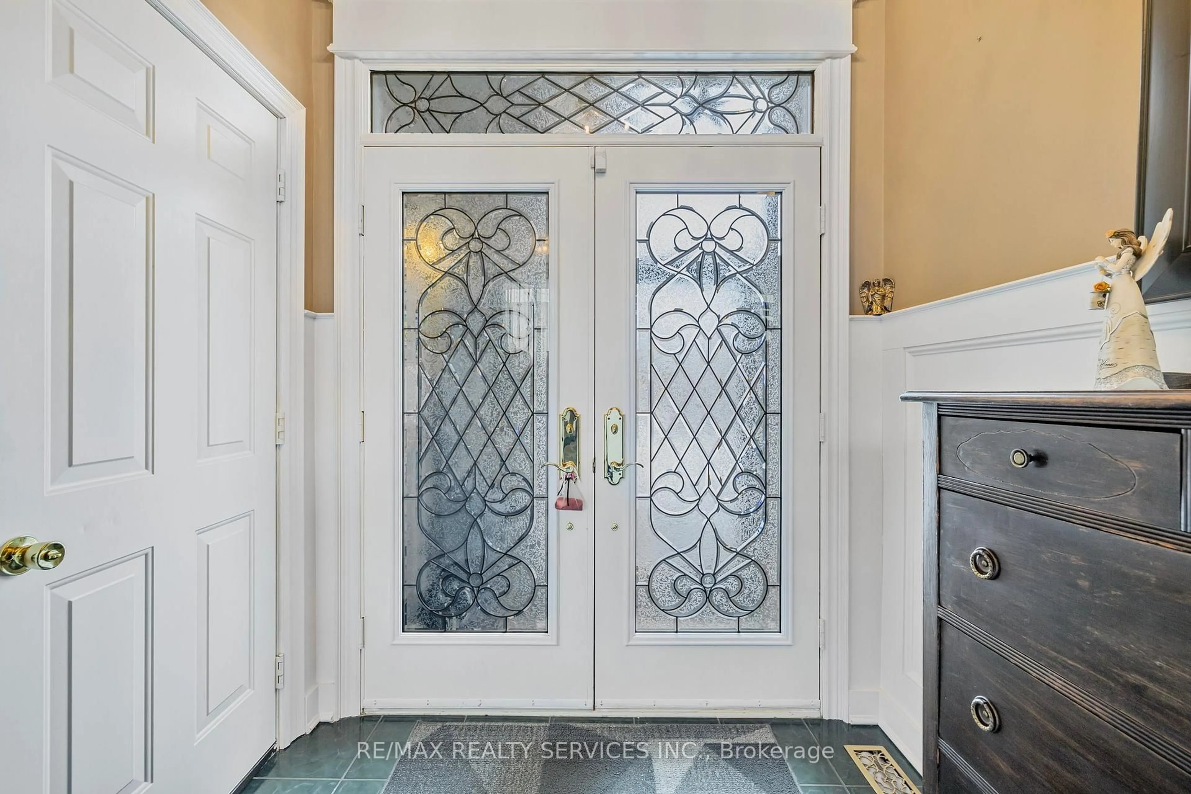 Indoor entryway for 19 Livingston Dr, Caledon Ontario L7C 1A1